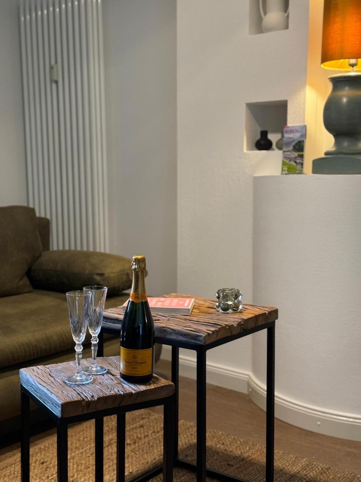 Deluxe One-Bedroom Apartment with City View photo 2