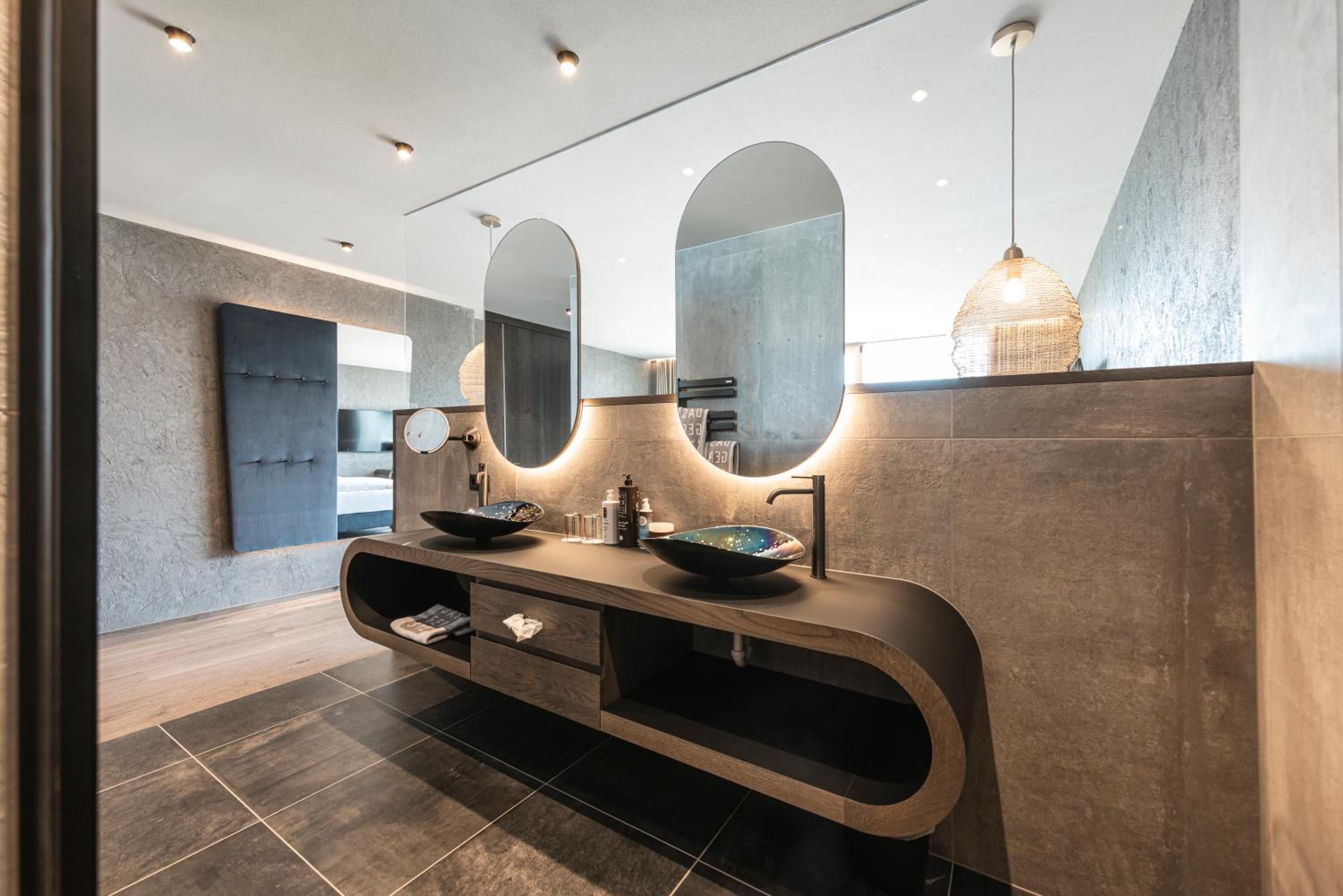 Deluxe Suite with Spa Bath - Photo 6