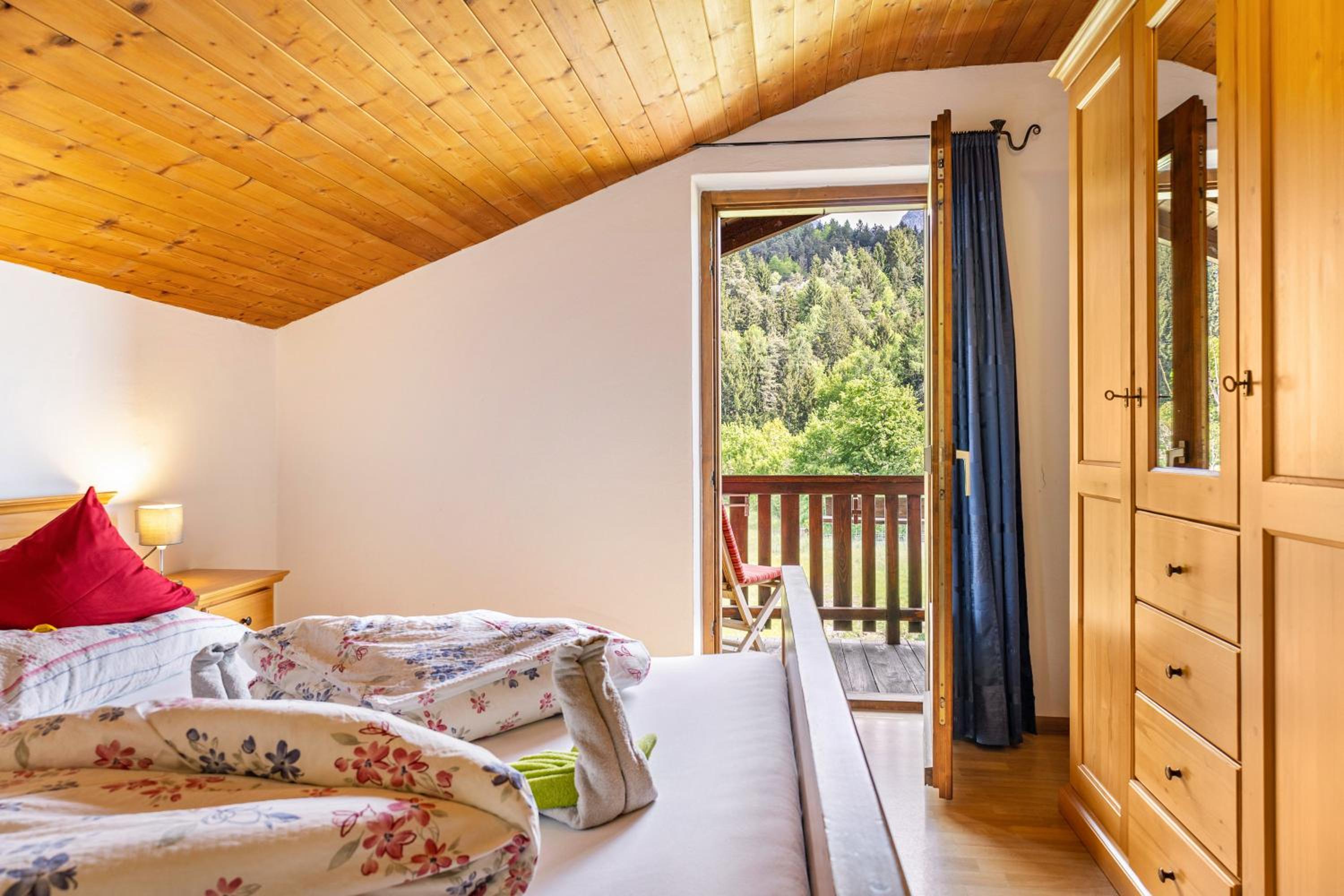 Two-Bedroom Deluxe Apartment with Garden View photo 2