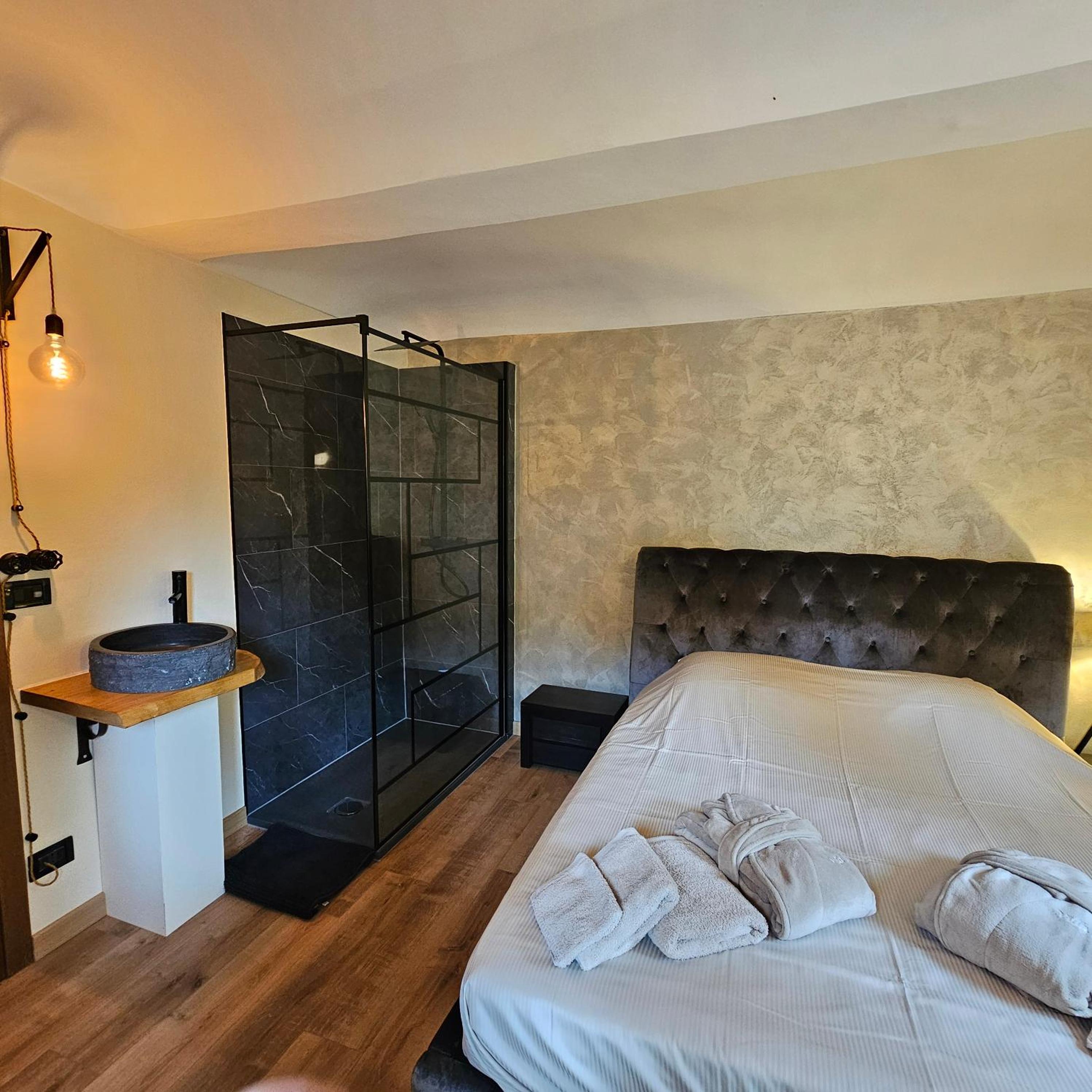 Deluxe Double Room with Shower