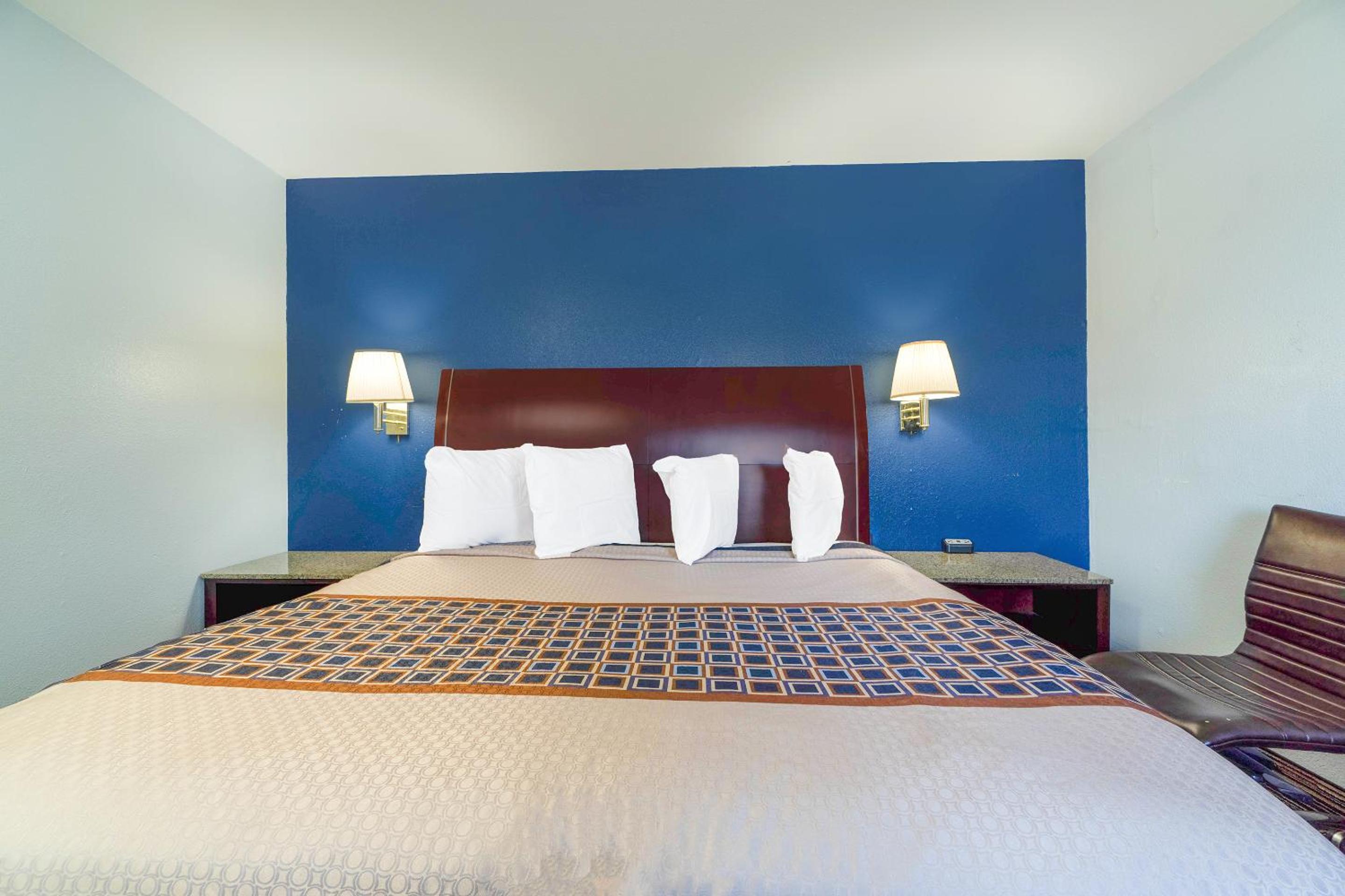 King Bed Non-Smoking photo 3