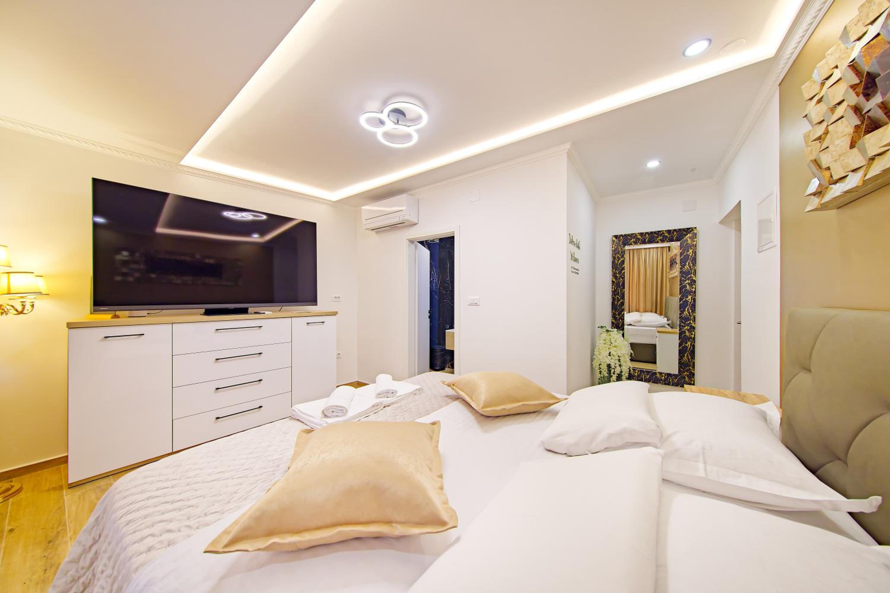 Deluxe Room - Photo 13