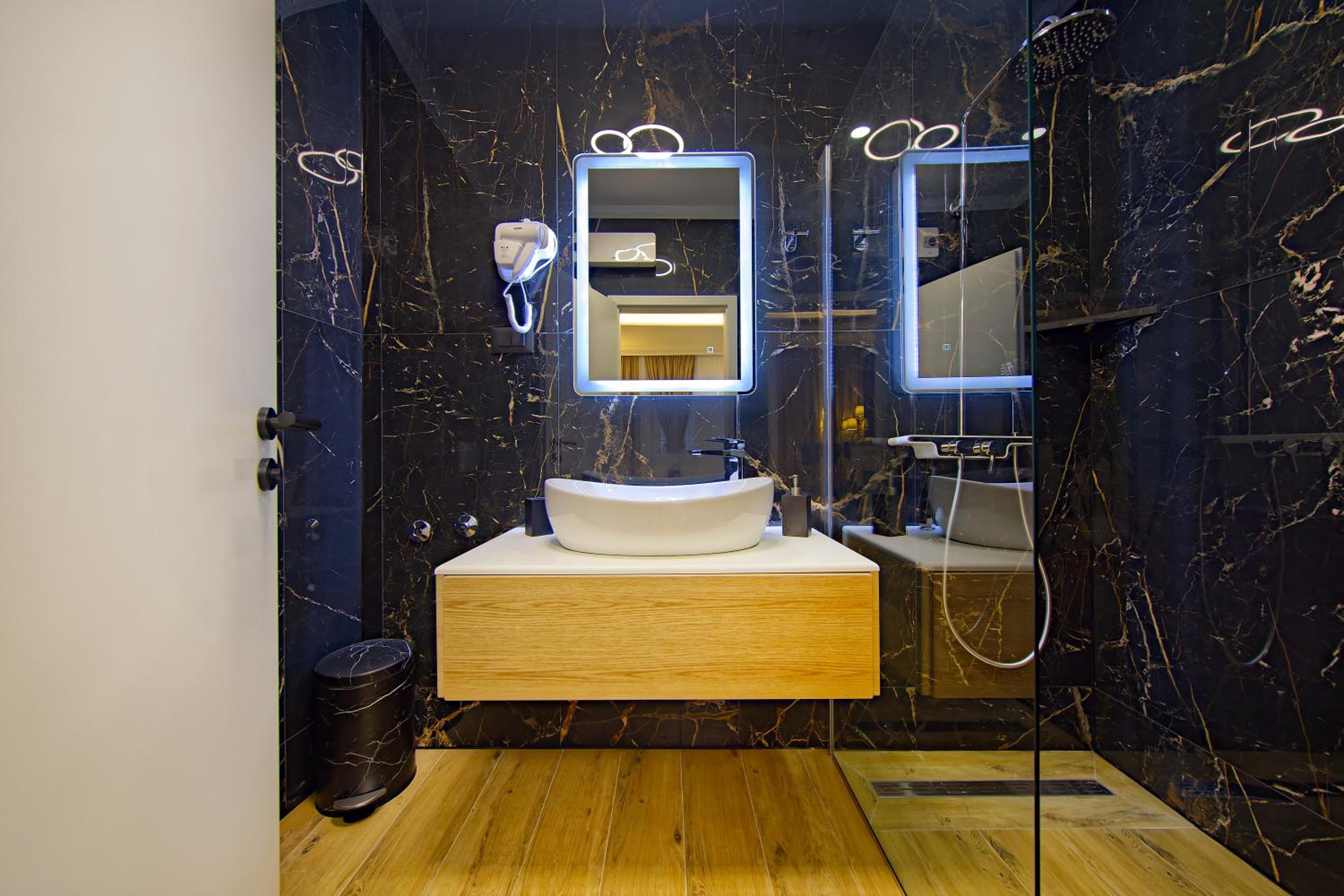 Deluxe Room - Photo 12