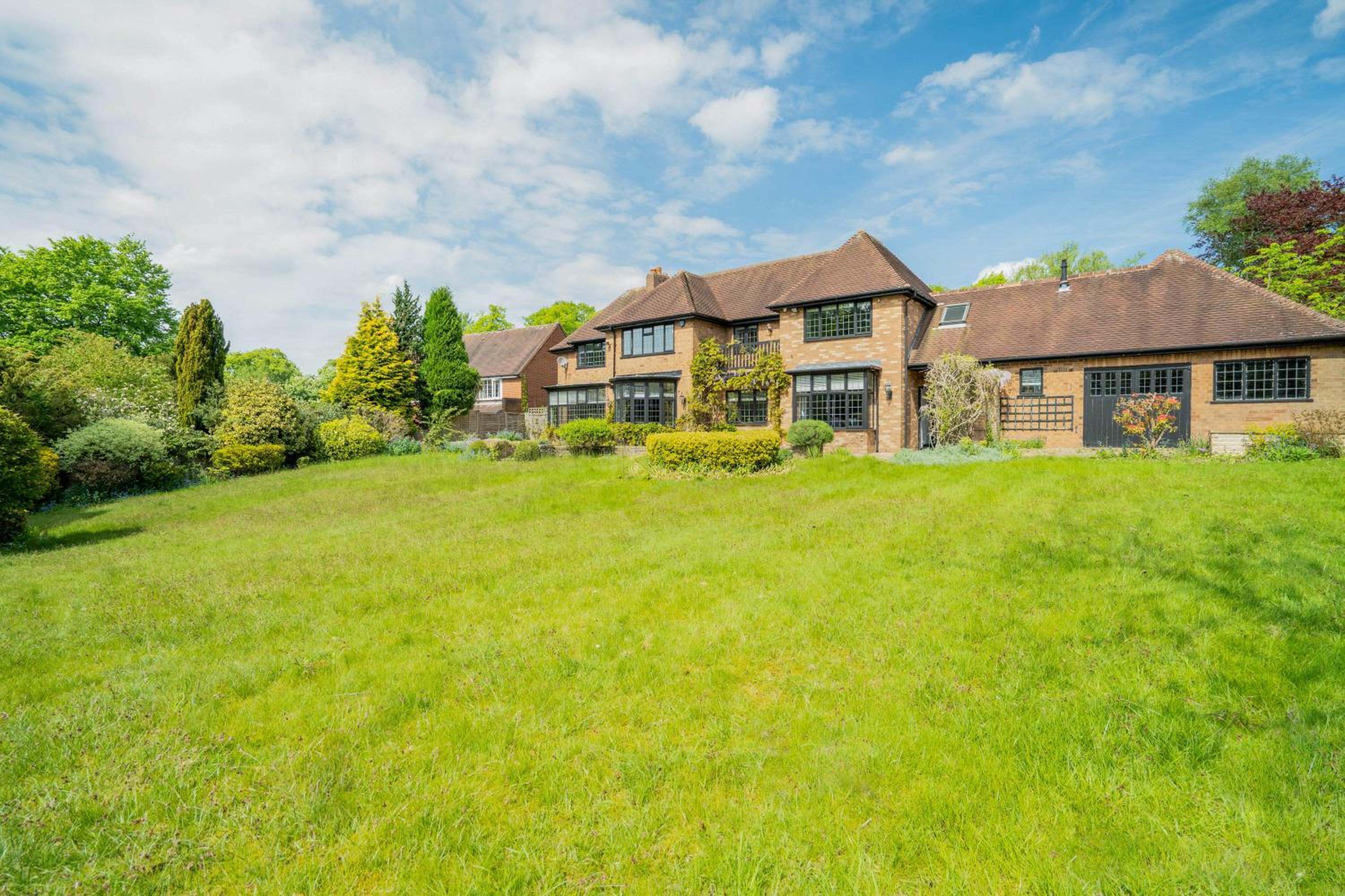 Six-Bedroom House photo 2