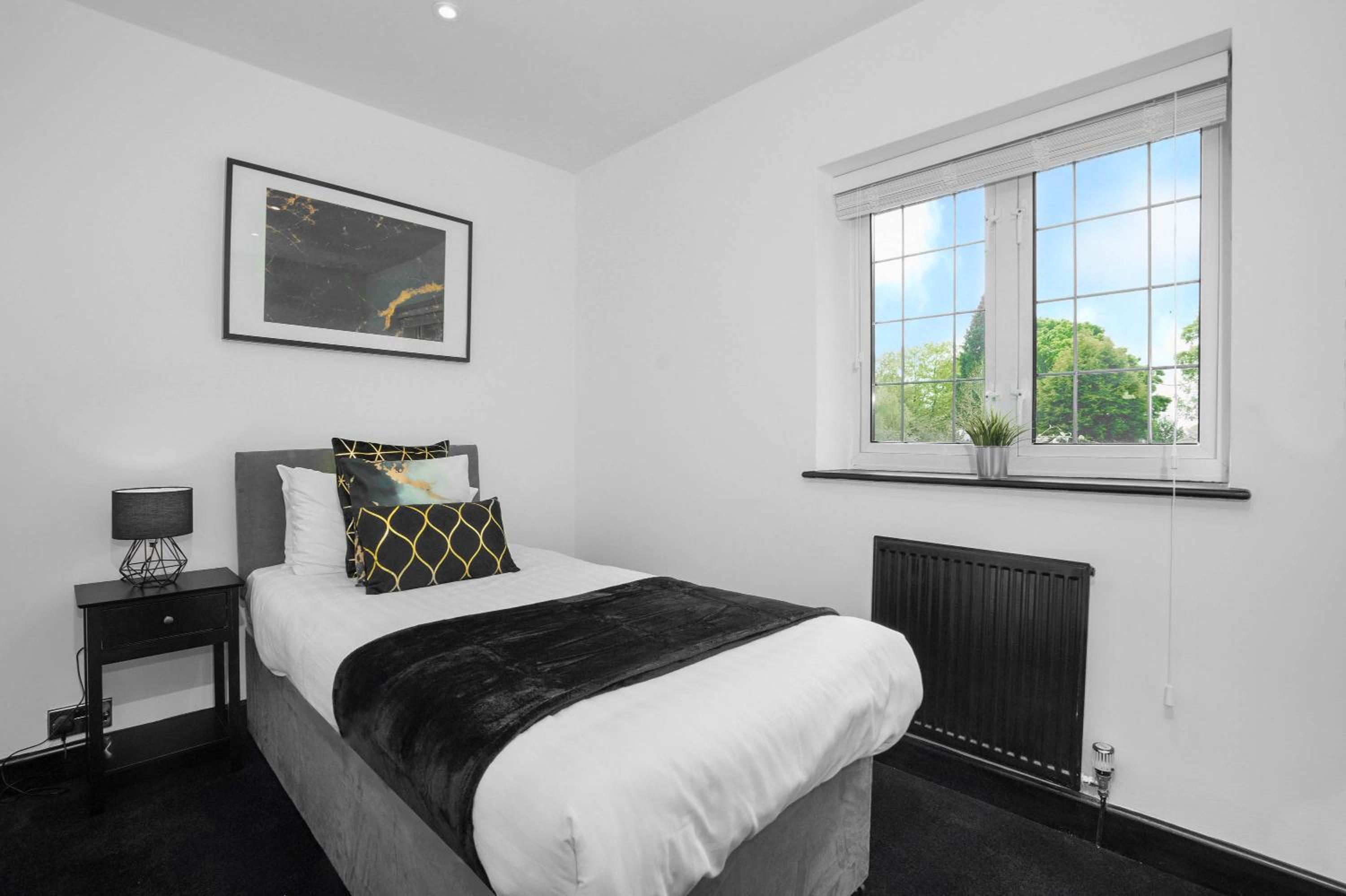 Six-Bedroom House photo 1