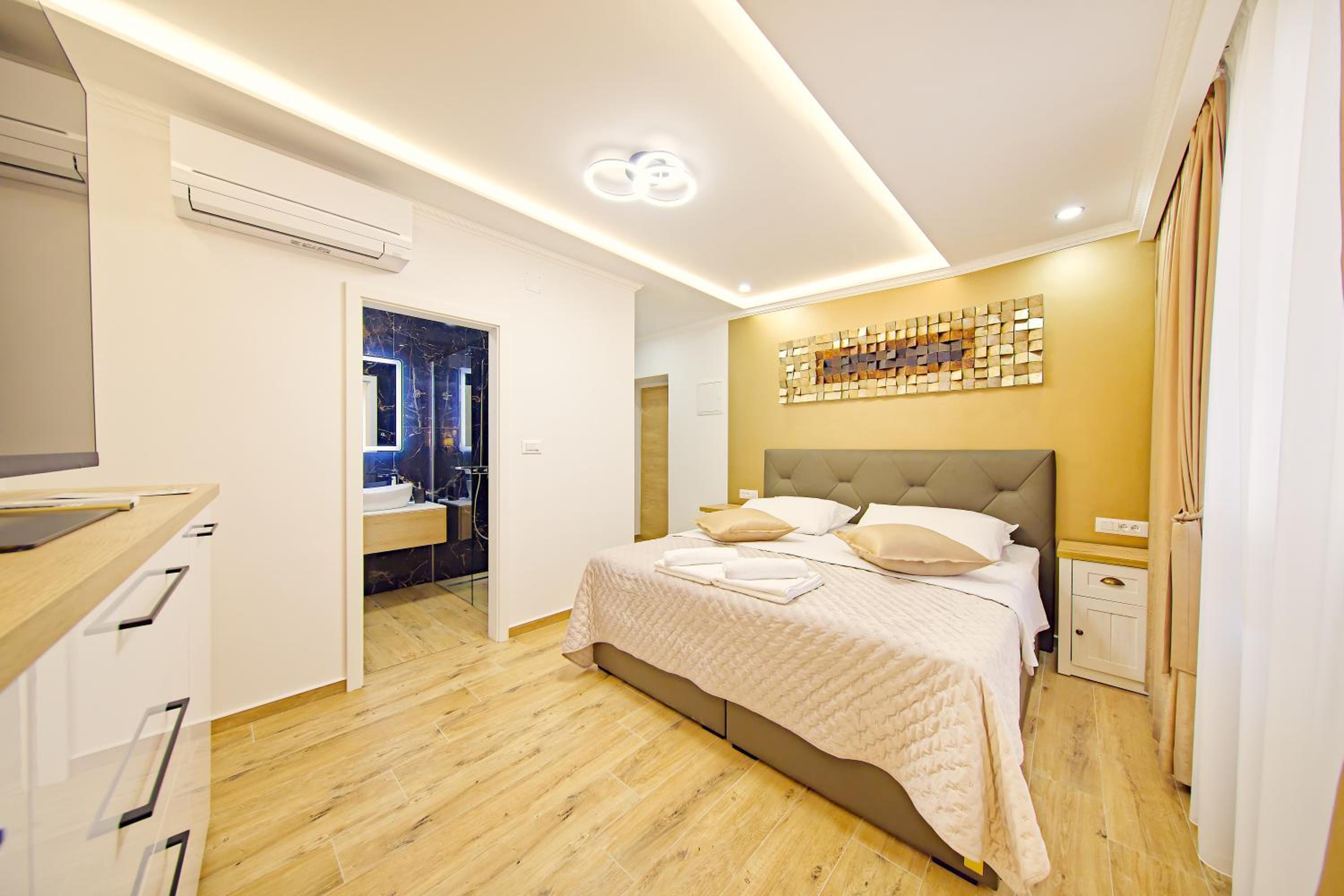 Deluxe Room - Photo 14