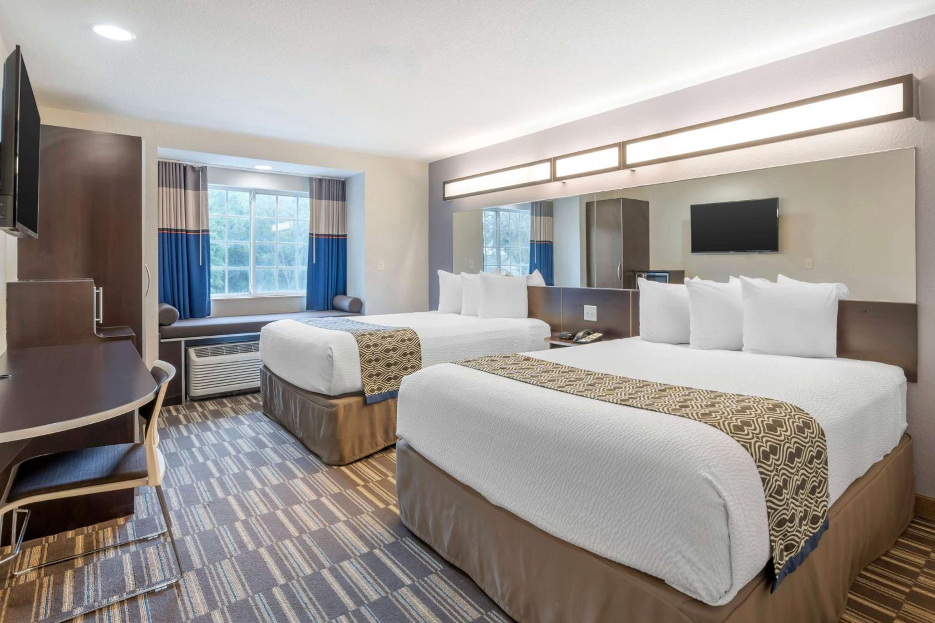 Queen Room with Two Queen Beds - Non-Smoking - Photo 1