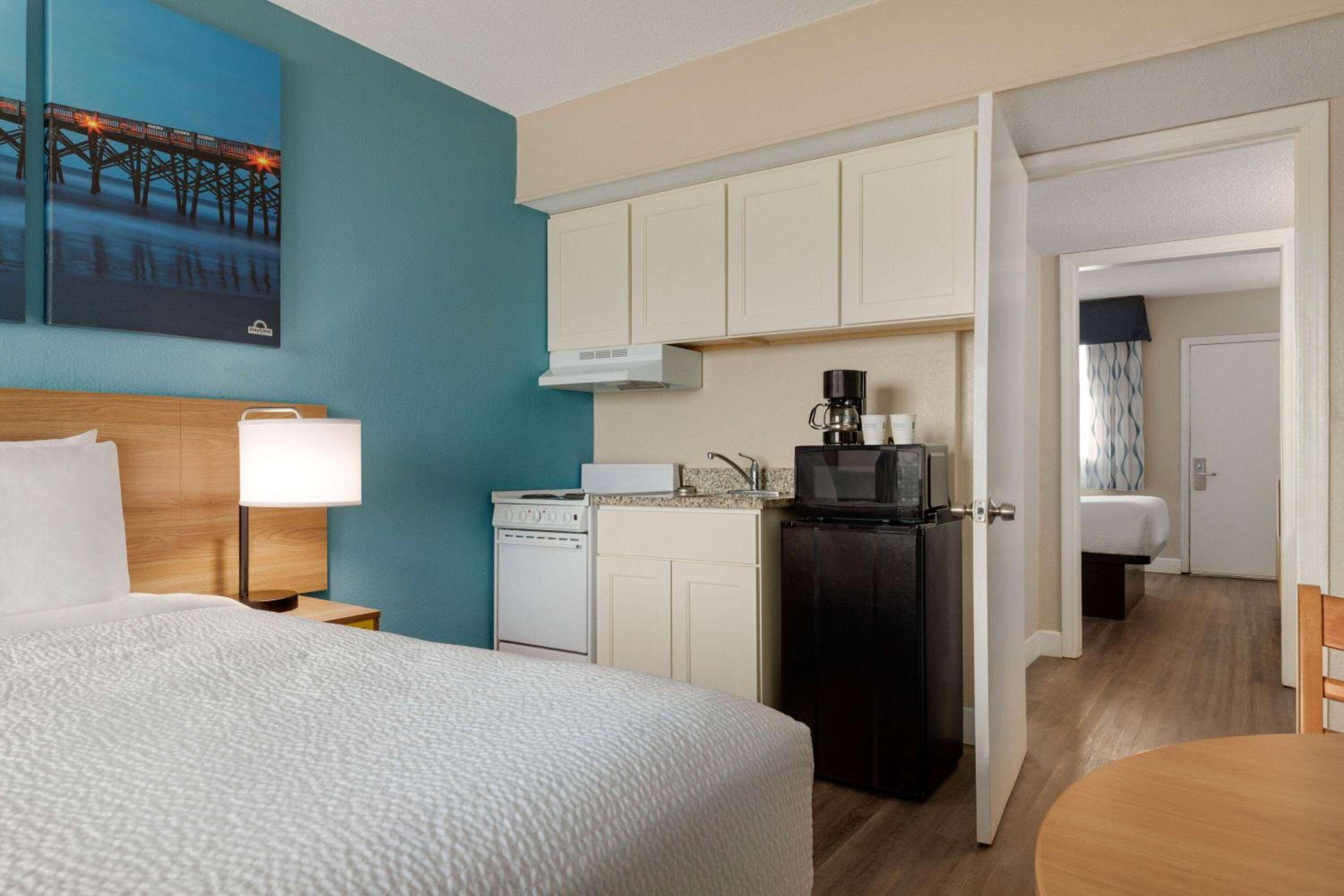 Efficiency Queen Room with Oceanfront - Non-Smoking - Photo 1