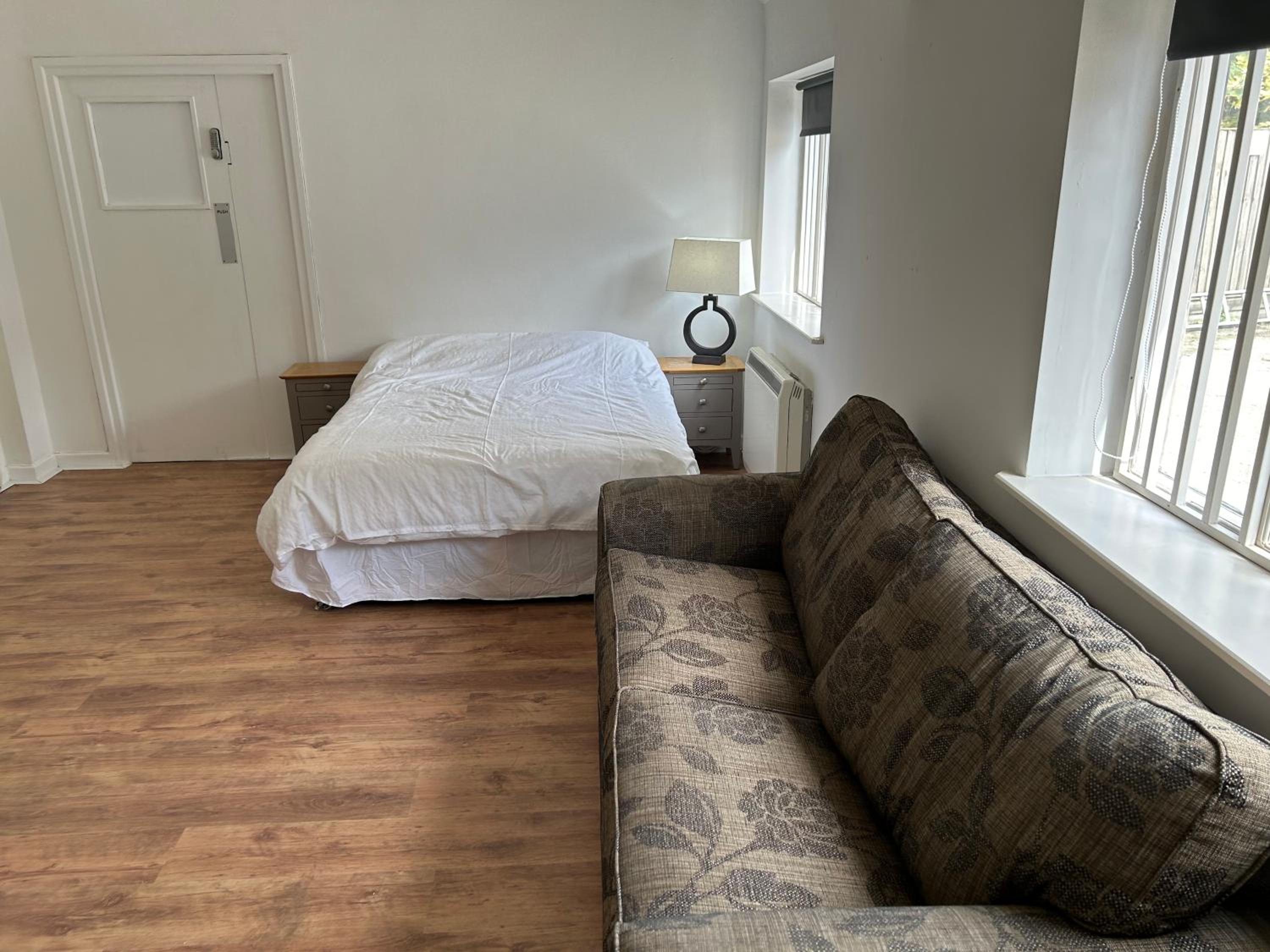 One-Bedroom Apartment photo 1