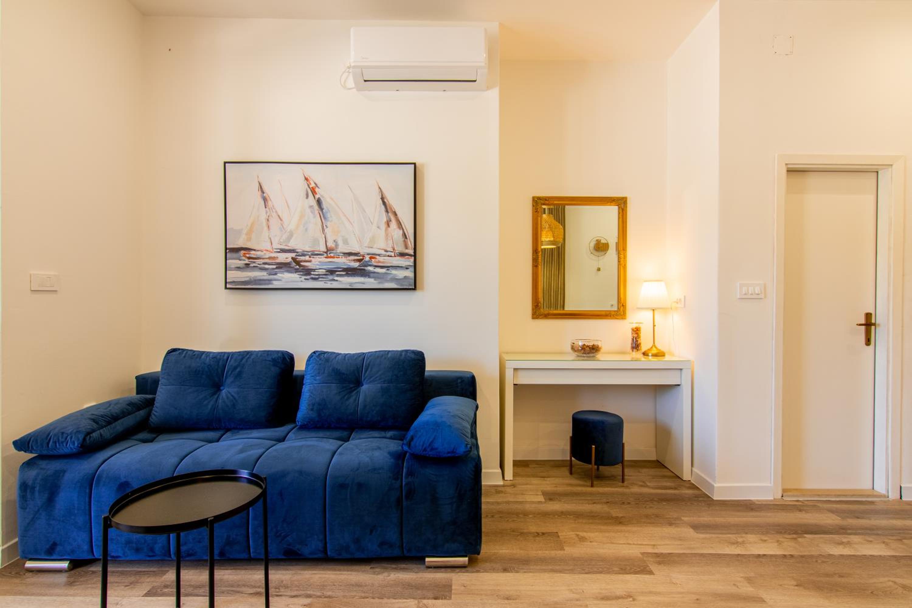 One-Bedroom Apartment photo 1