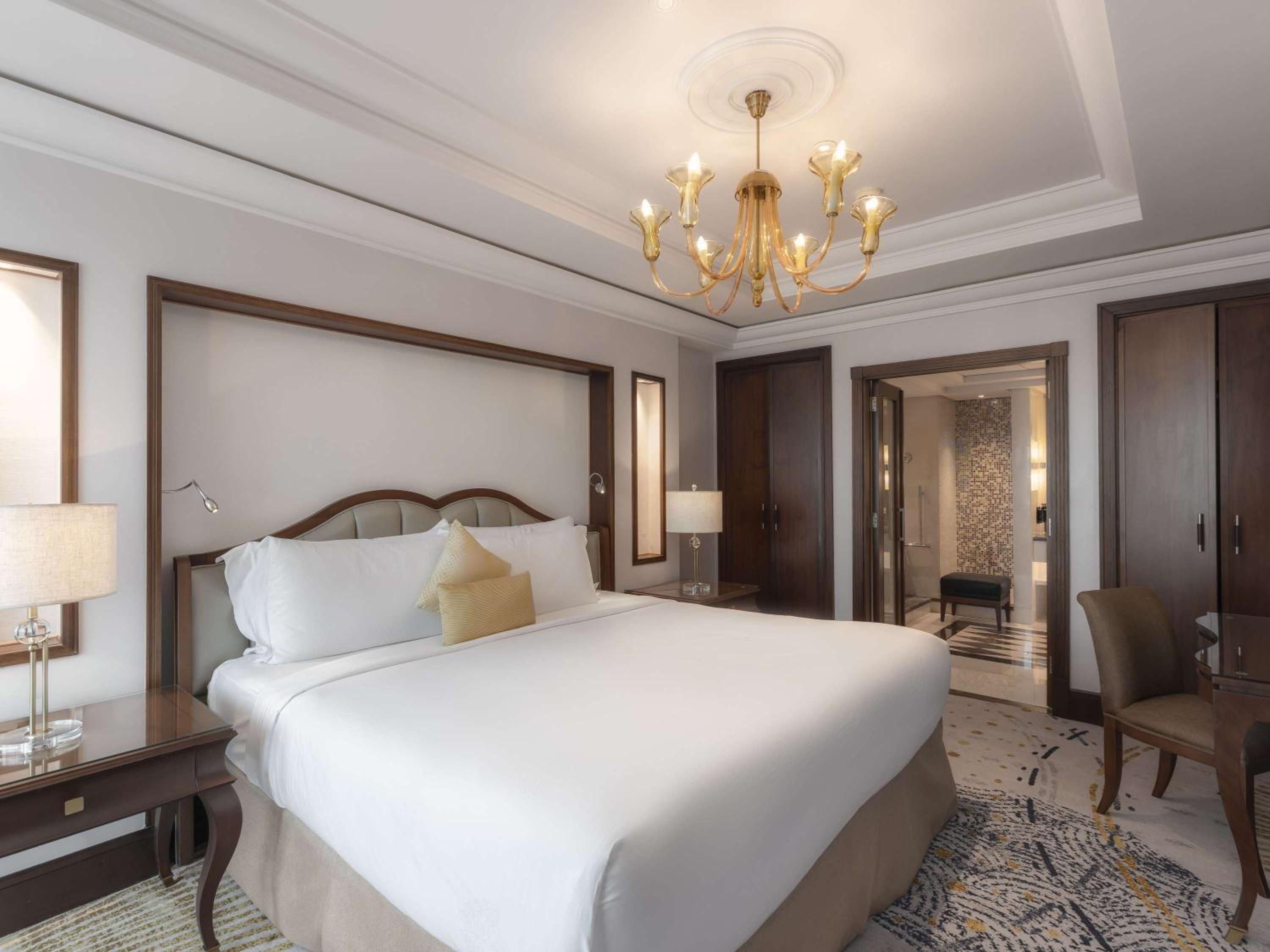 Signature Suite City View - Photo 12