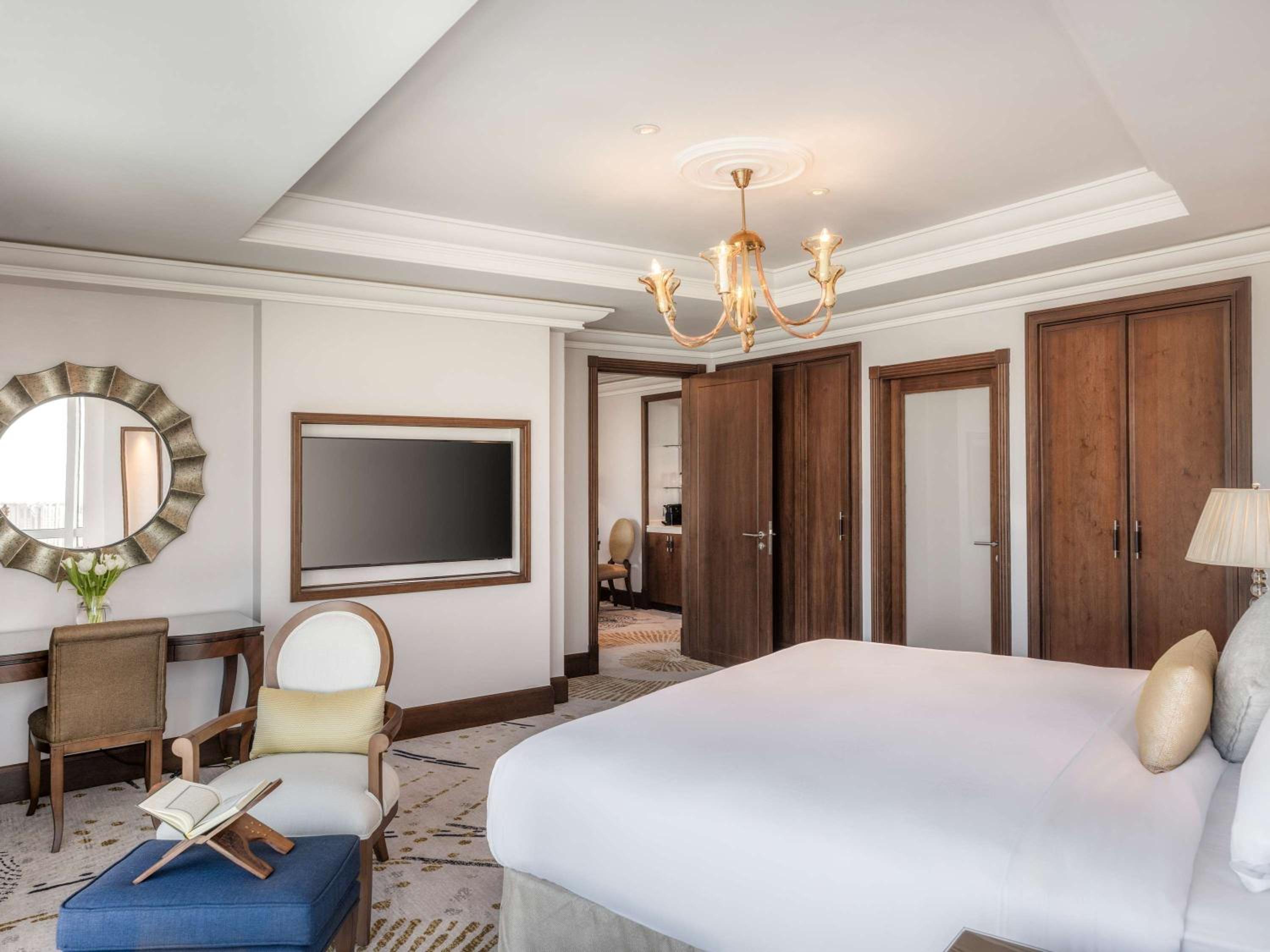 Superior One-Bedroom Suite with City View - Photo 2