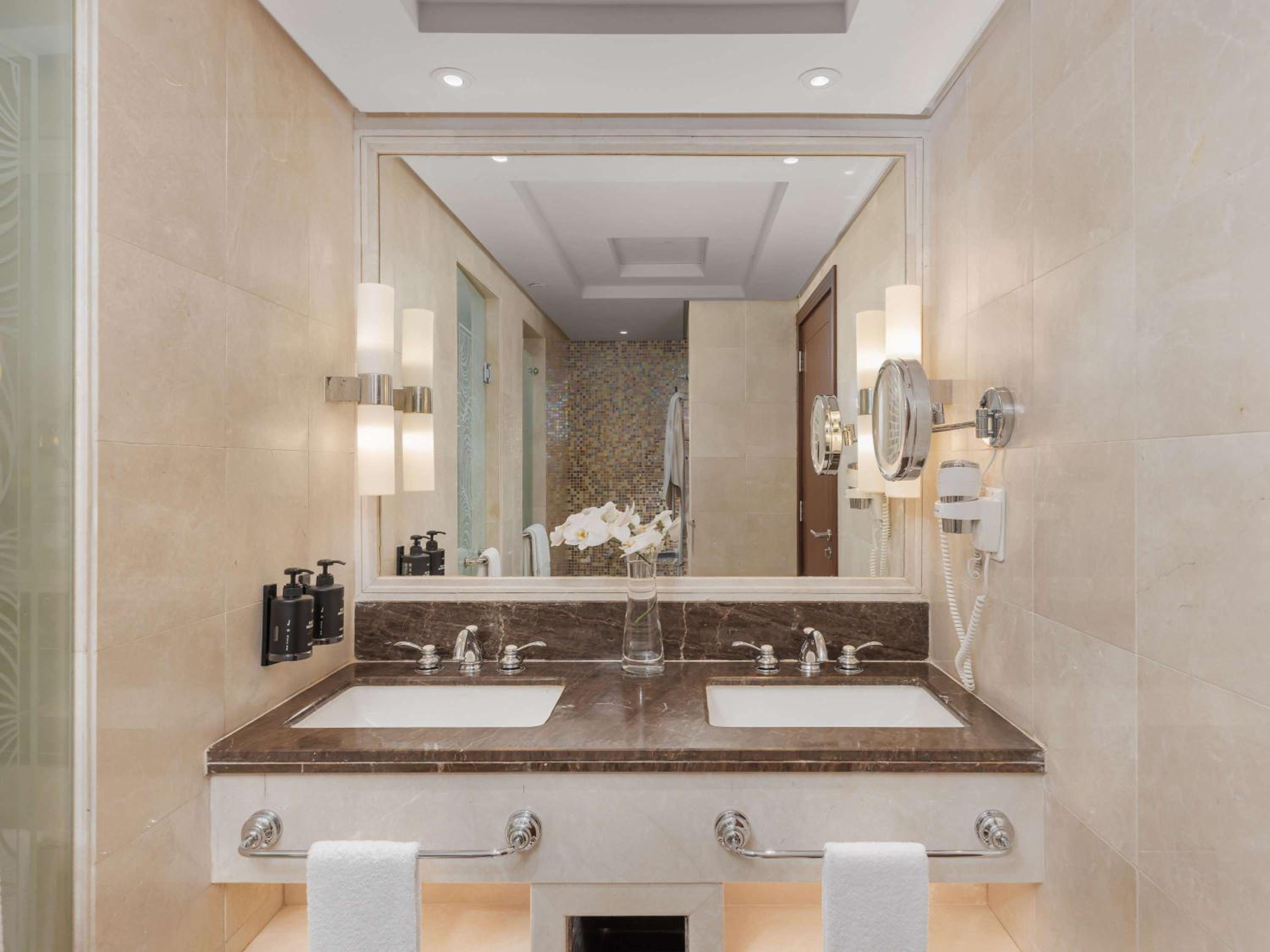  Signature One Bedroom Suite Partial Kaaba View - Photo 9