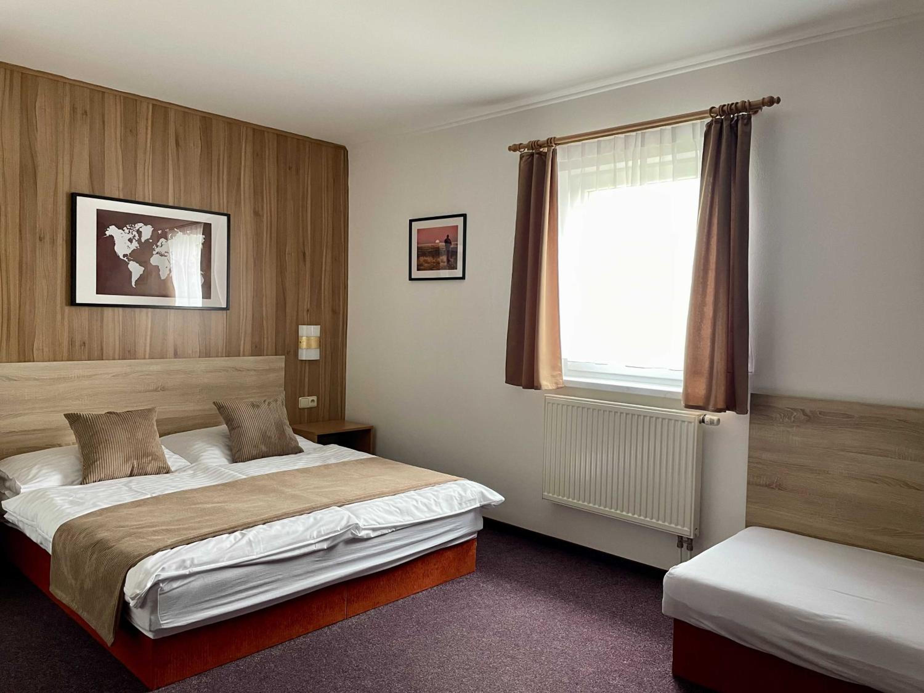 Quadruple Room with Private Bathroom photo 3