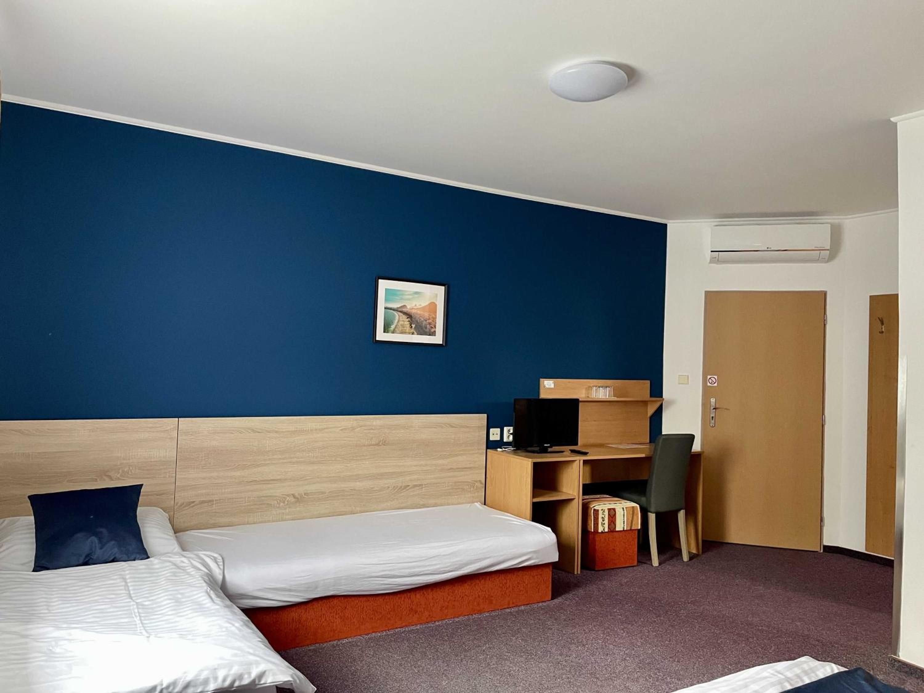 Quadruple Room with Private Bathroom photo 2