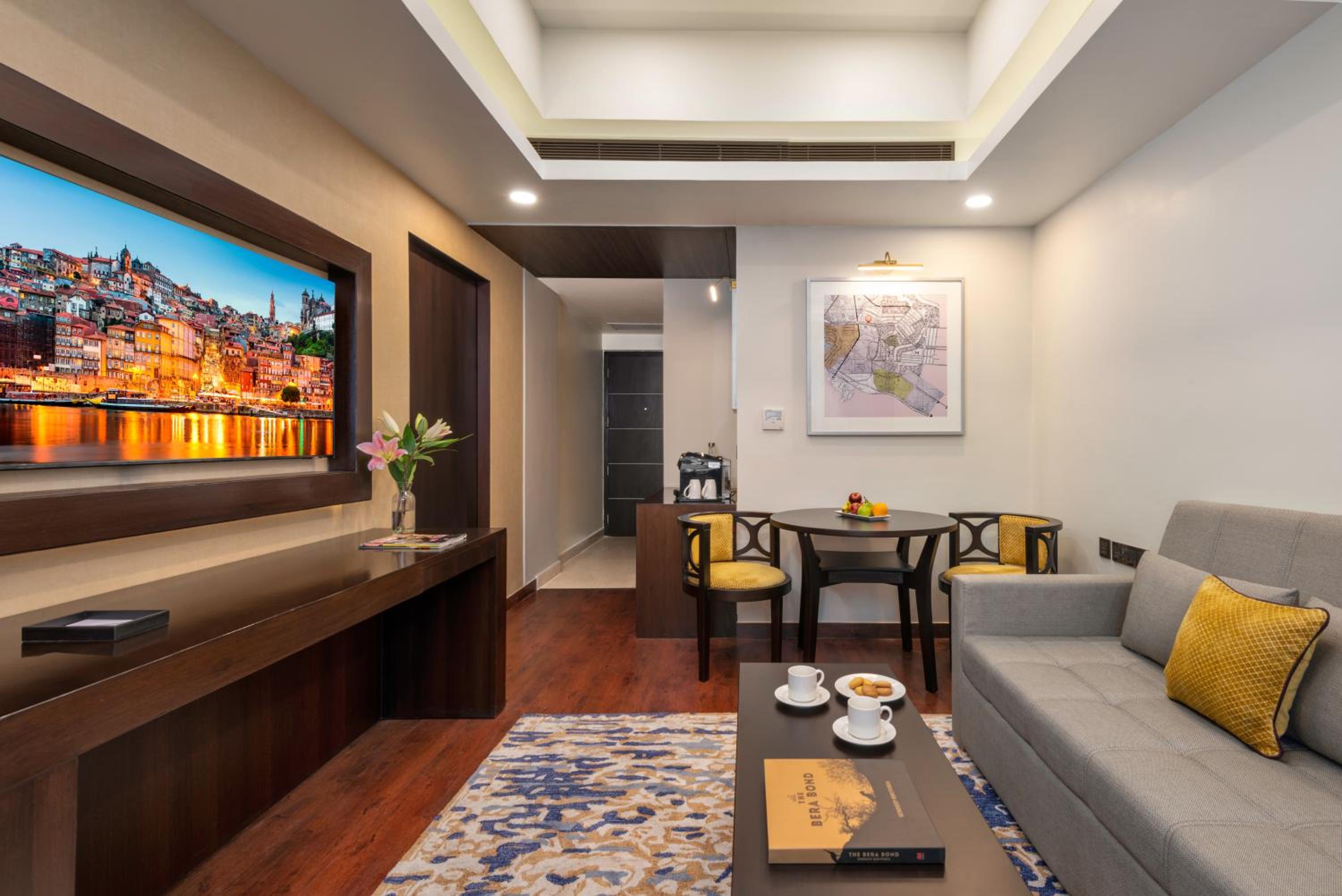 Executive Suite - Photo 6
