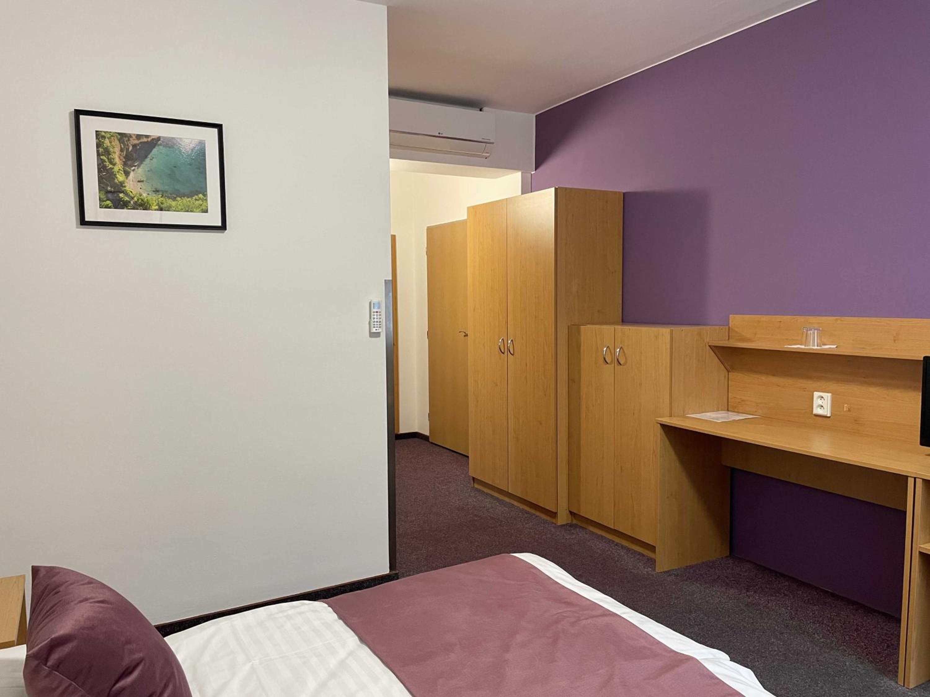 King Room with Roll-In Shower - Disability Access photo 3
