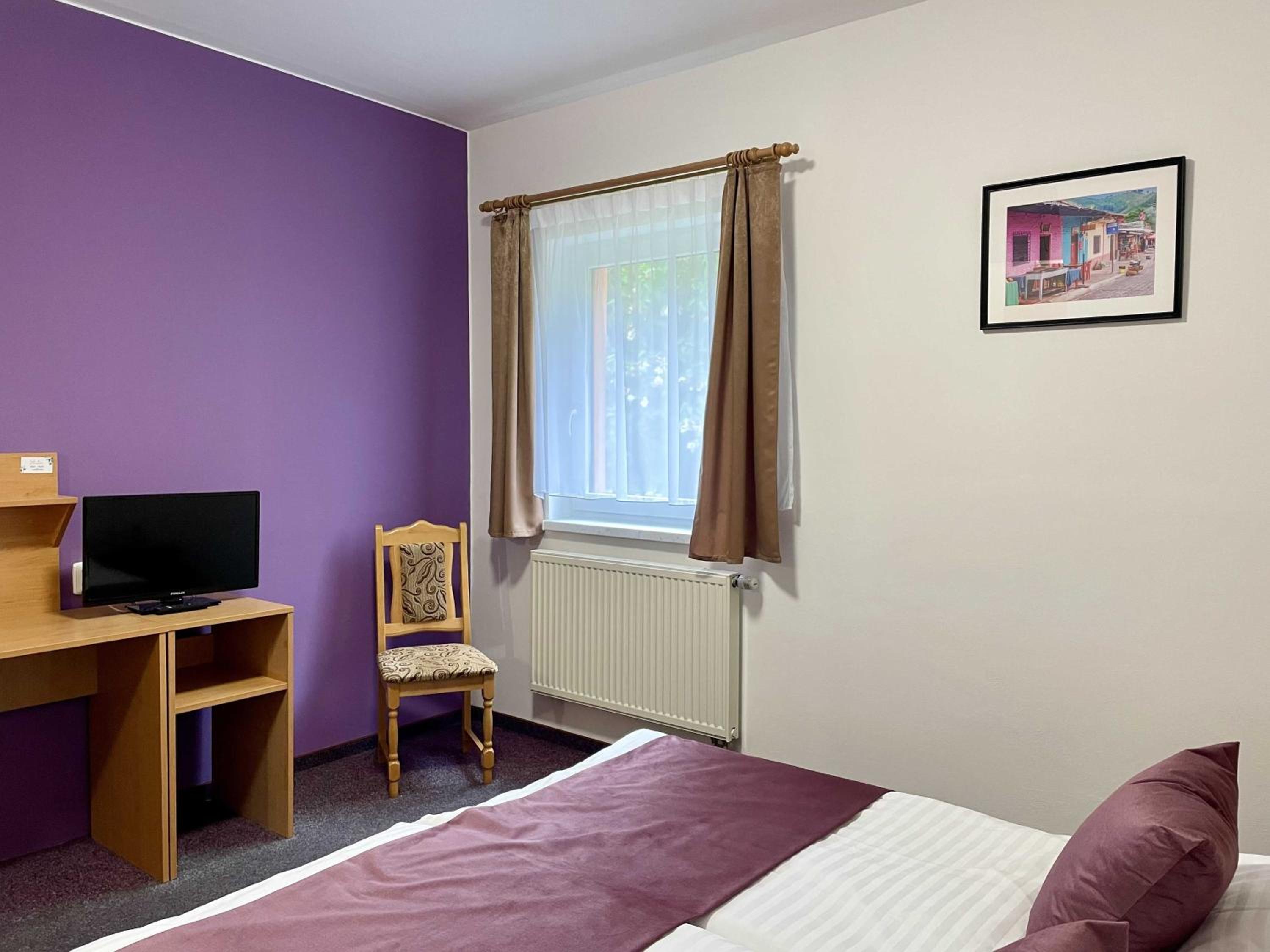 King Room with Roll-In Shower - Disability Access photo 2