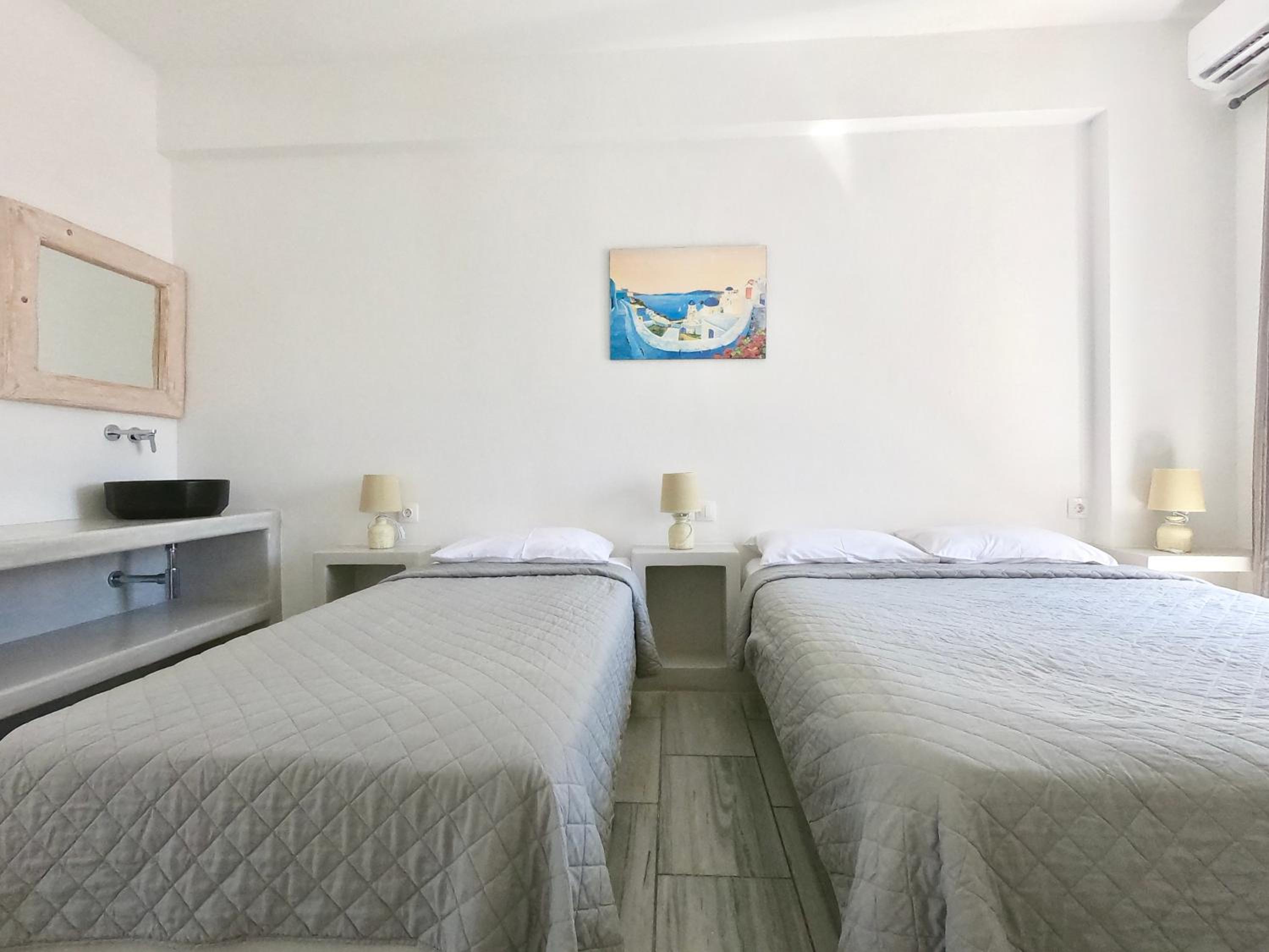 Standard Triple Room with Pool View - Photo 7