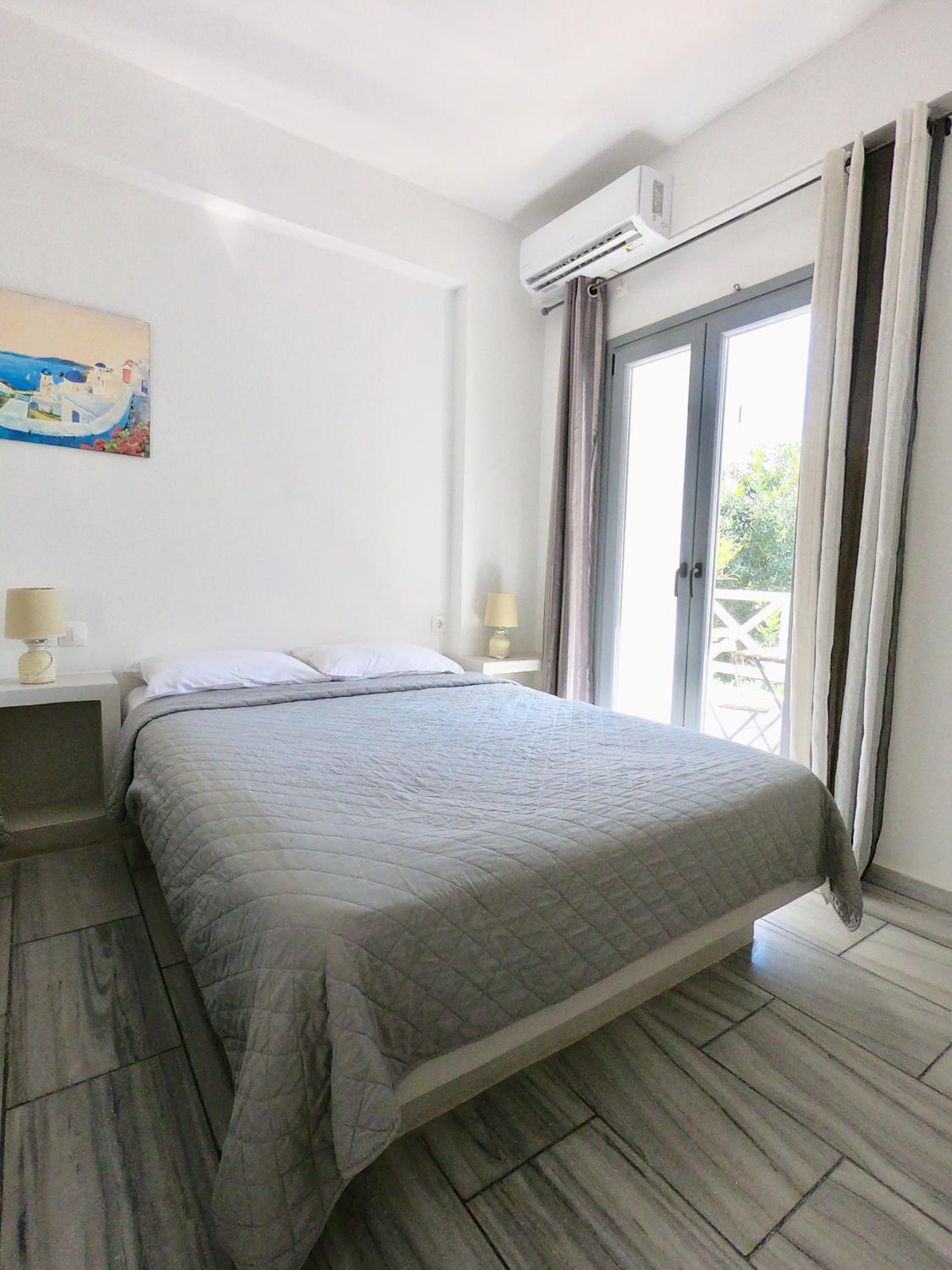Standard Triple Room with Pool View - Photo 5