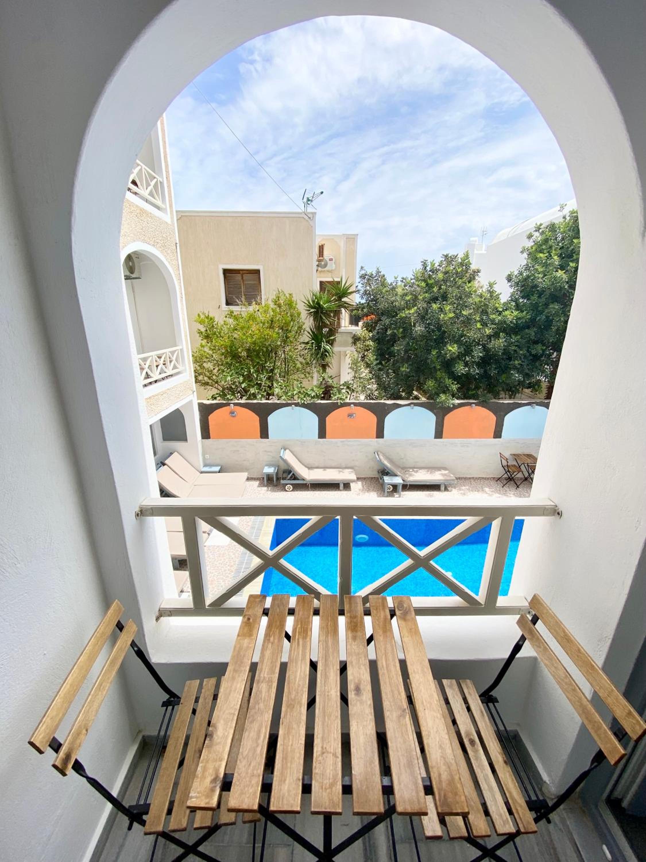 Standard Twin Room with Pool View - Photo 5