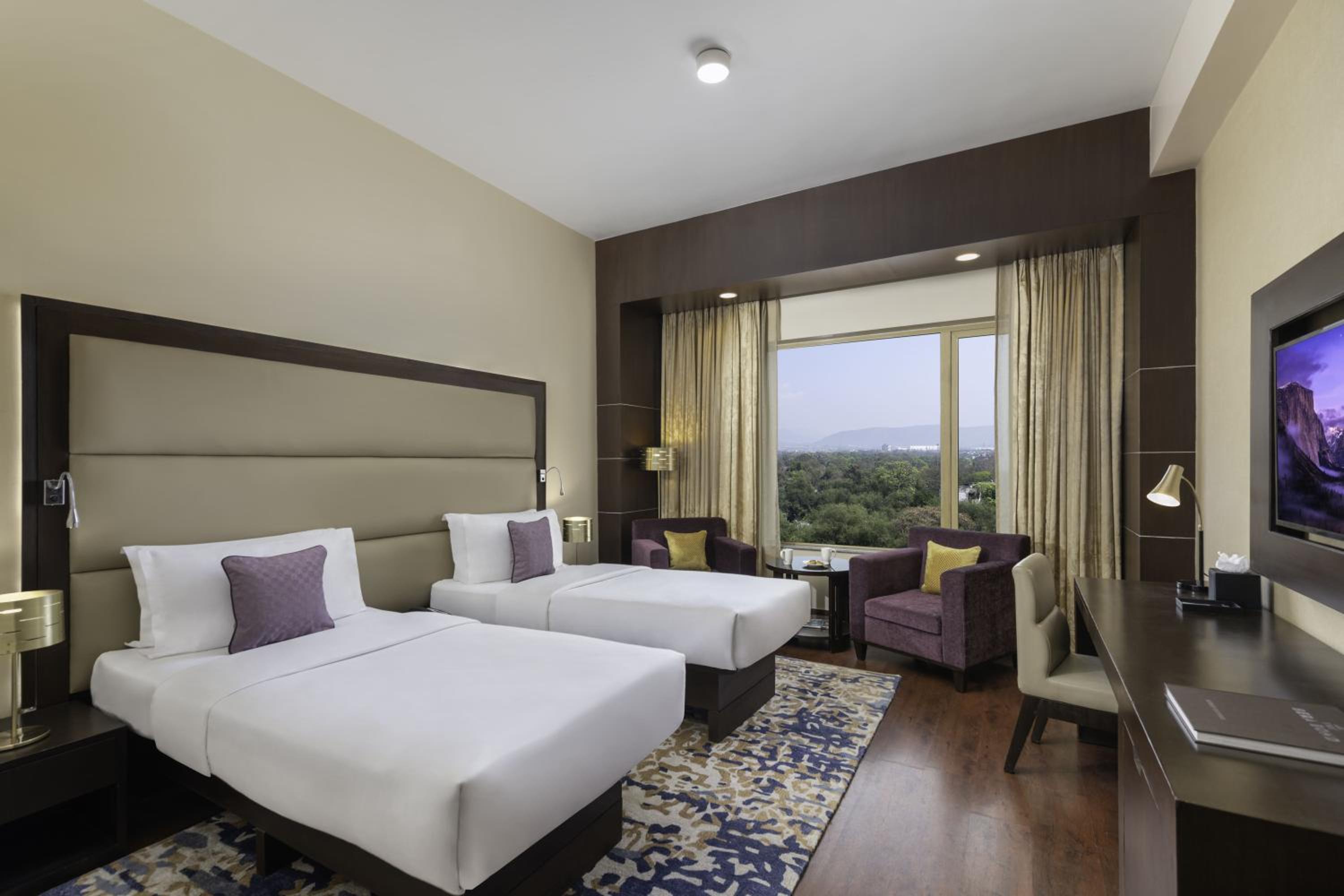 Deluxe Room Twin Bed - Photo 1