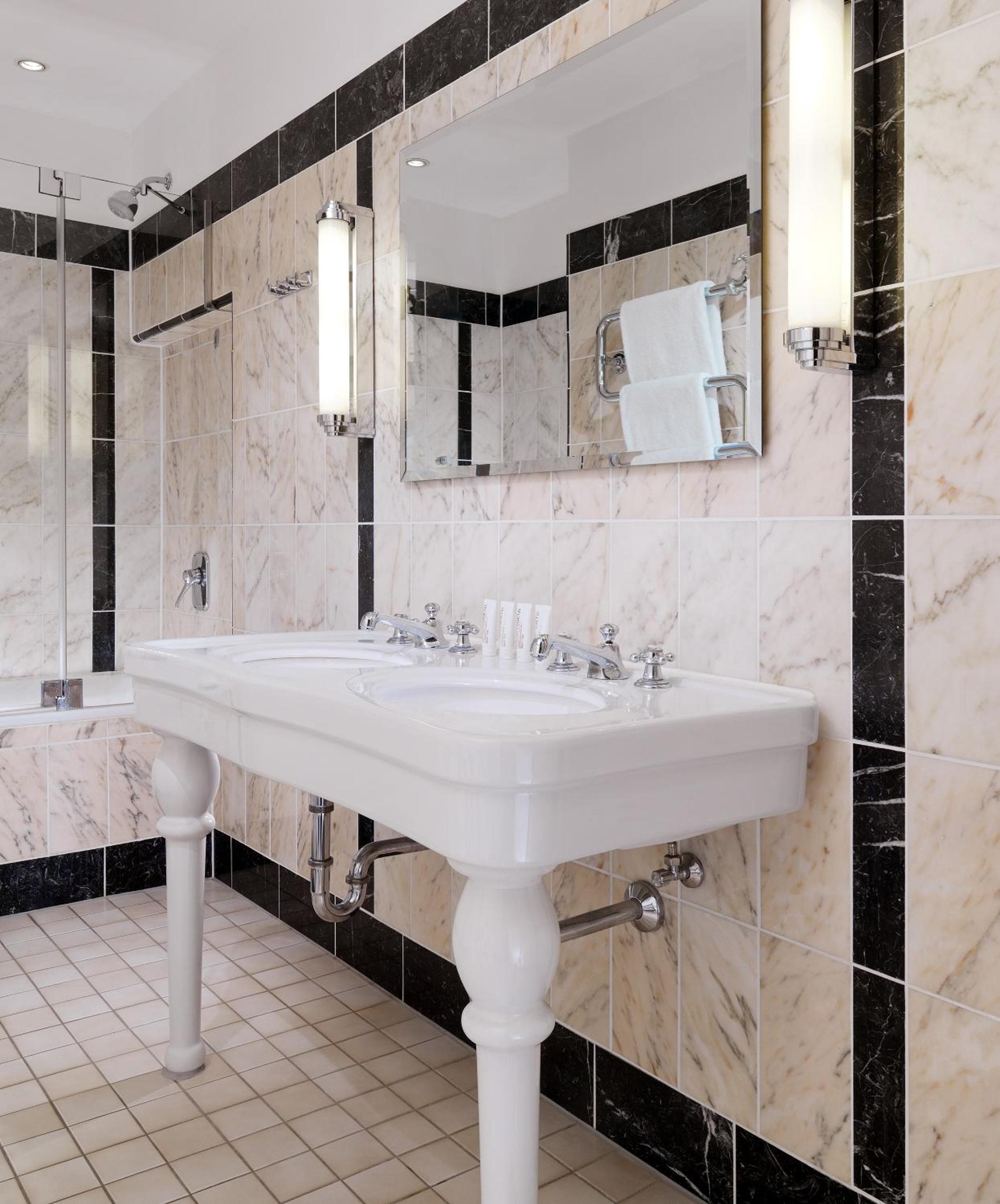 Executive Suite, 1 King thumbnail 5
