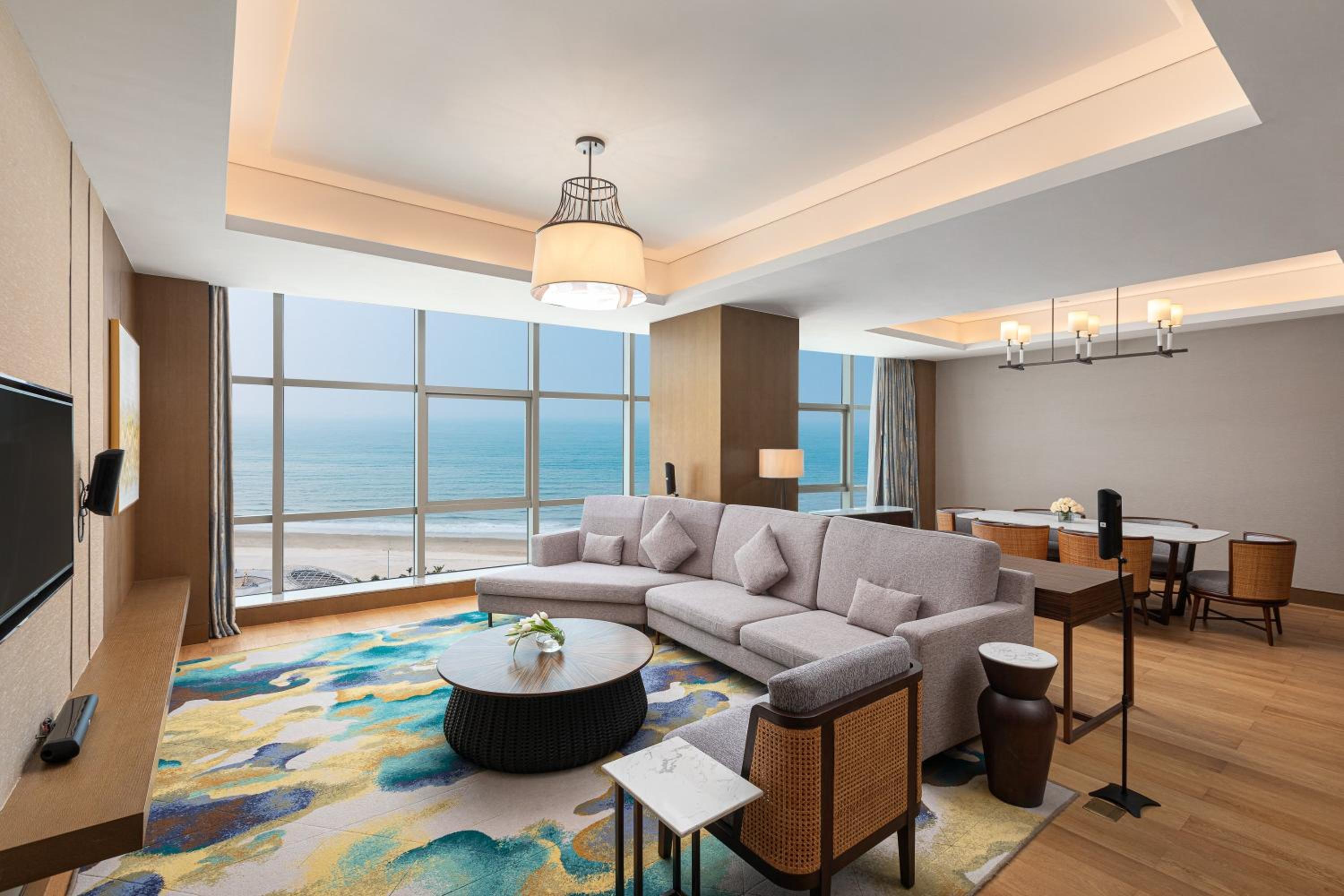 One-Bedroom King Suite with Ocean View - Lounge Access