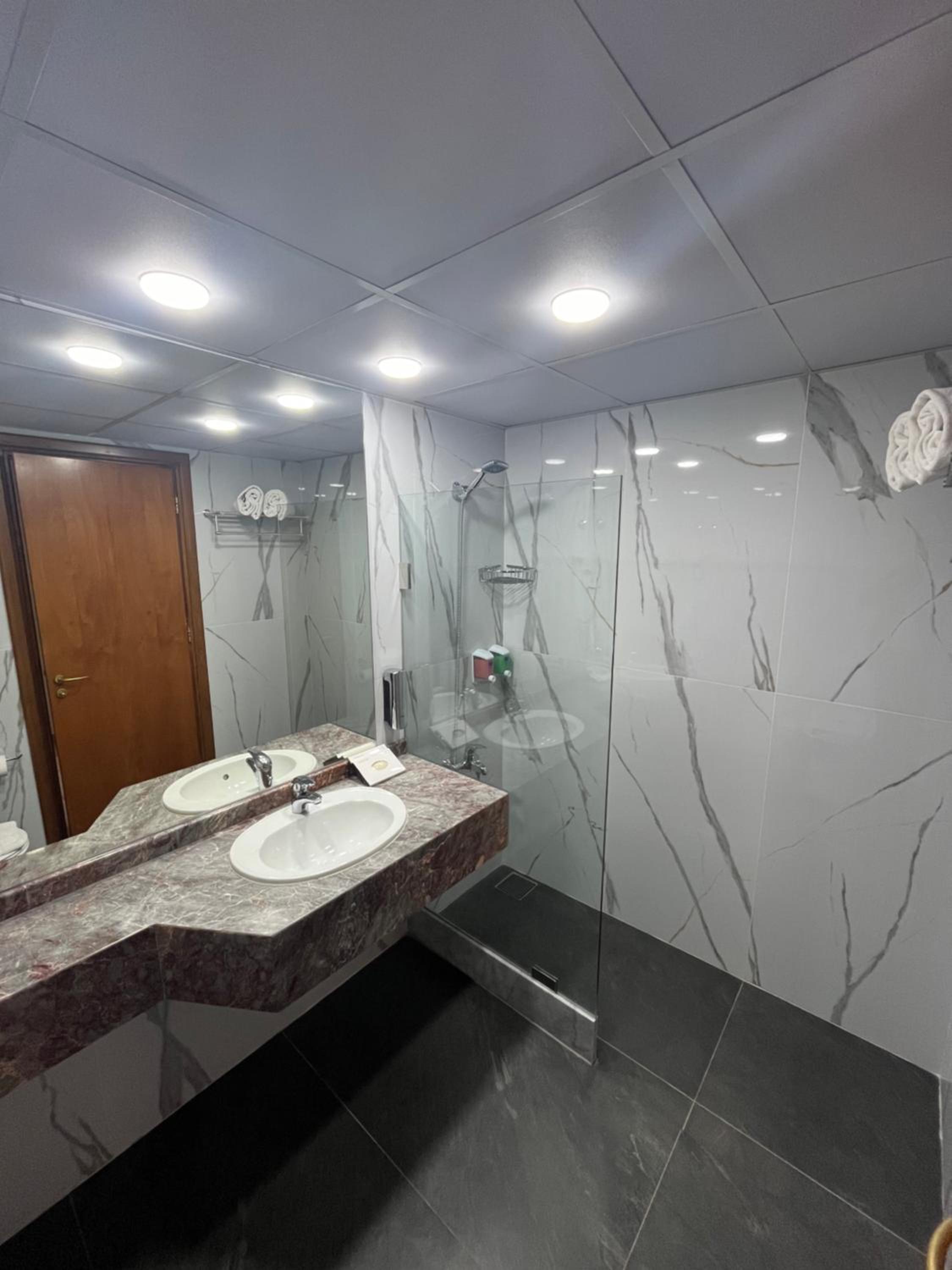 Executive Suite - Photo 3