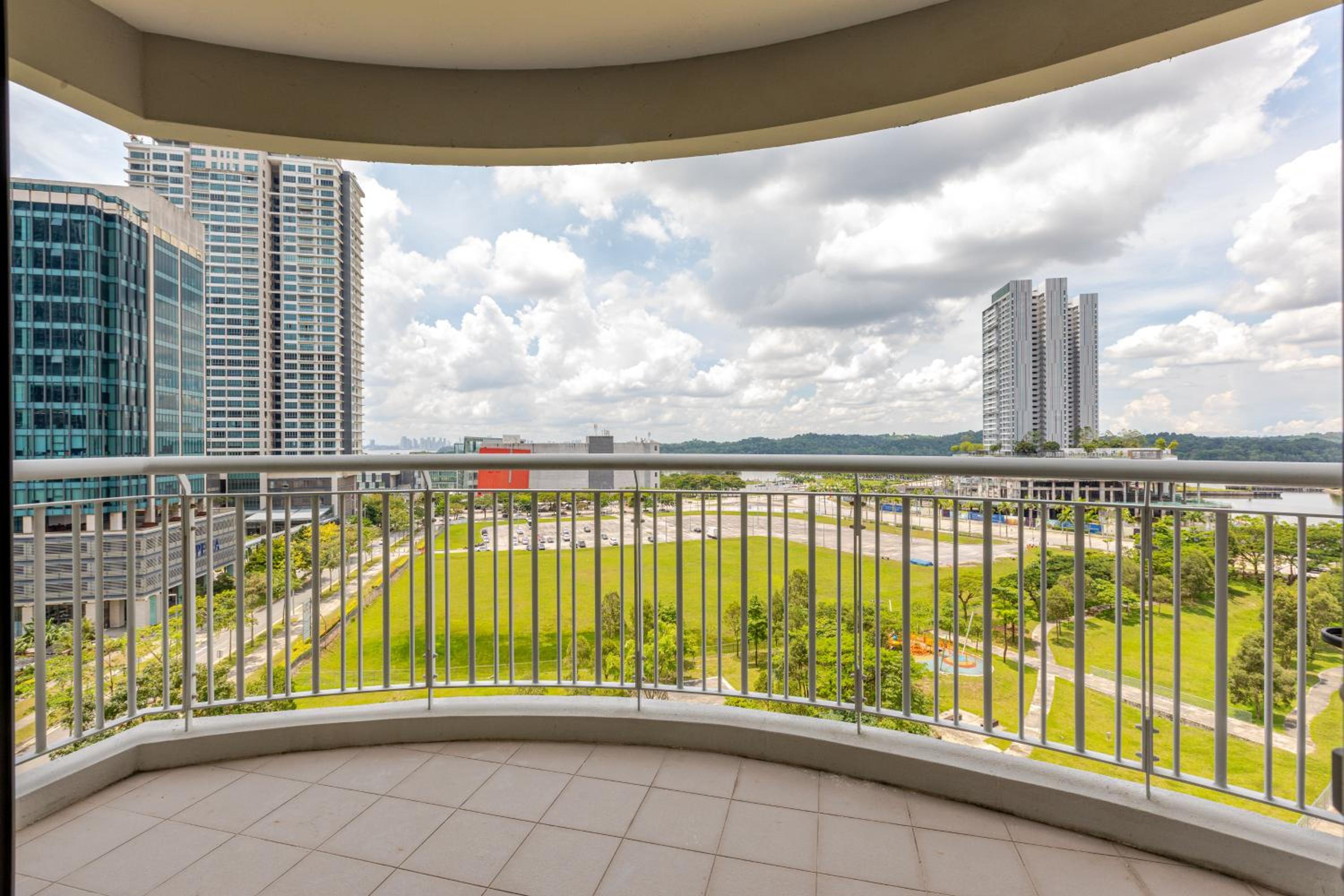 Three-Bedroom Apartment with Harbor View photo 2