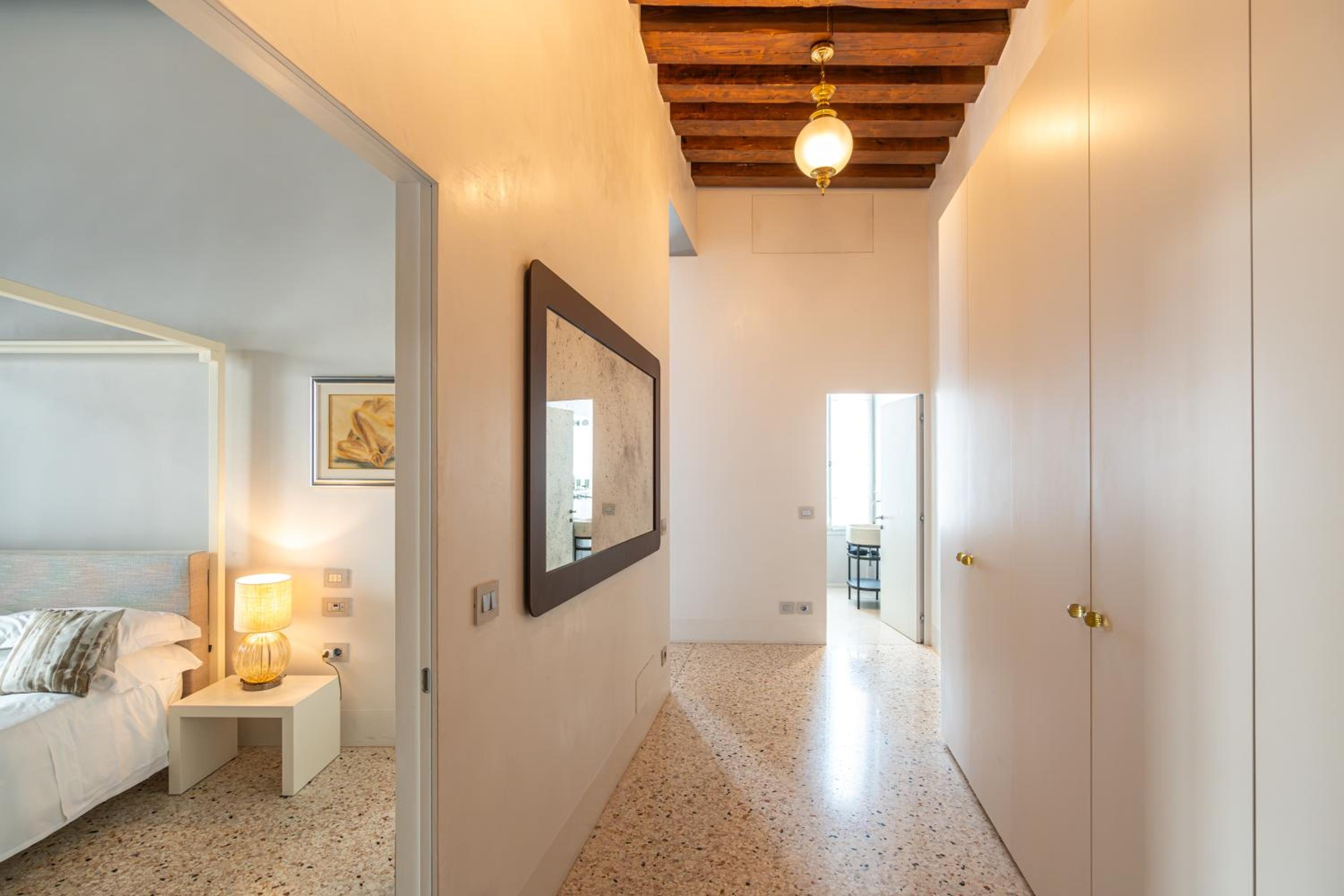 Luxury Two-Bedroom Apartment with Terrace and Canal View photo 2