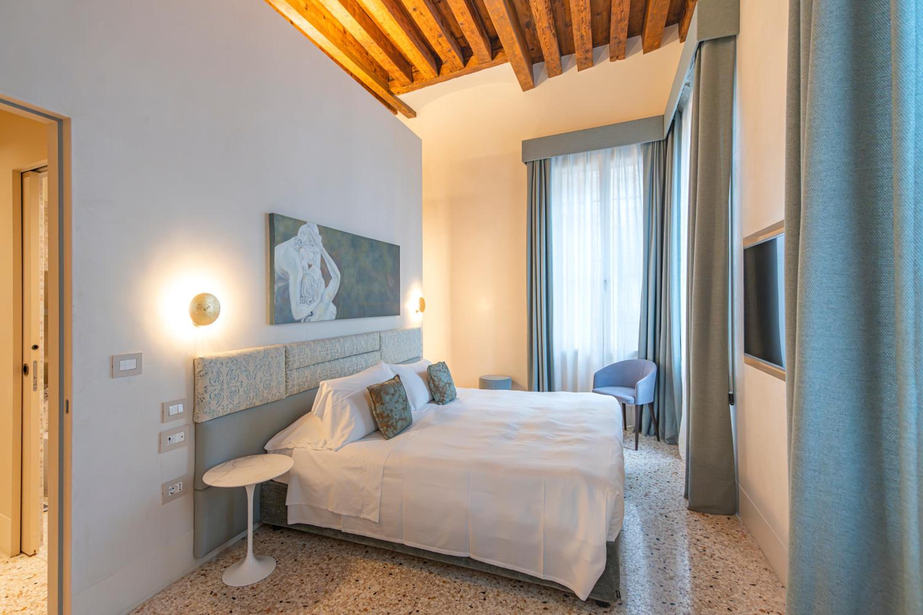 Two-Bedroom Deluxe Apartment with Canal View photo 2