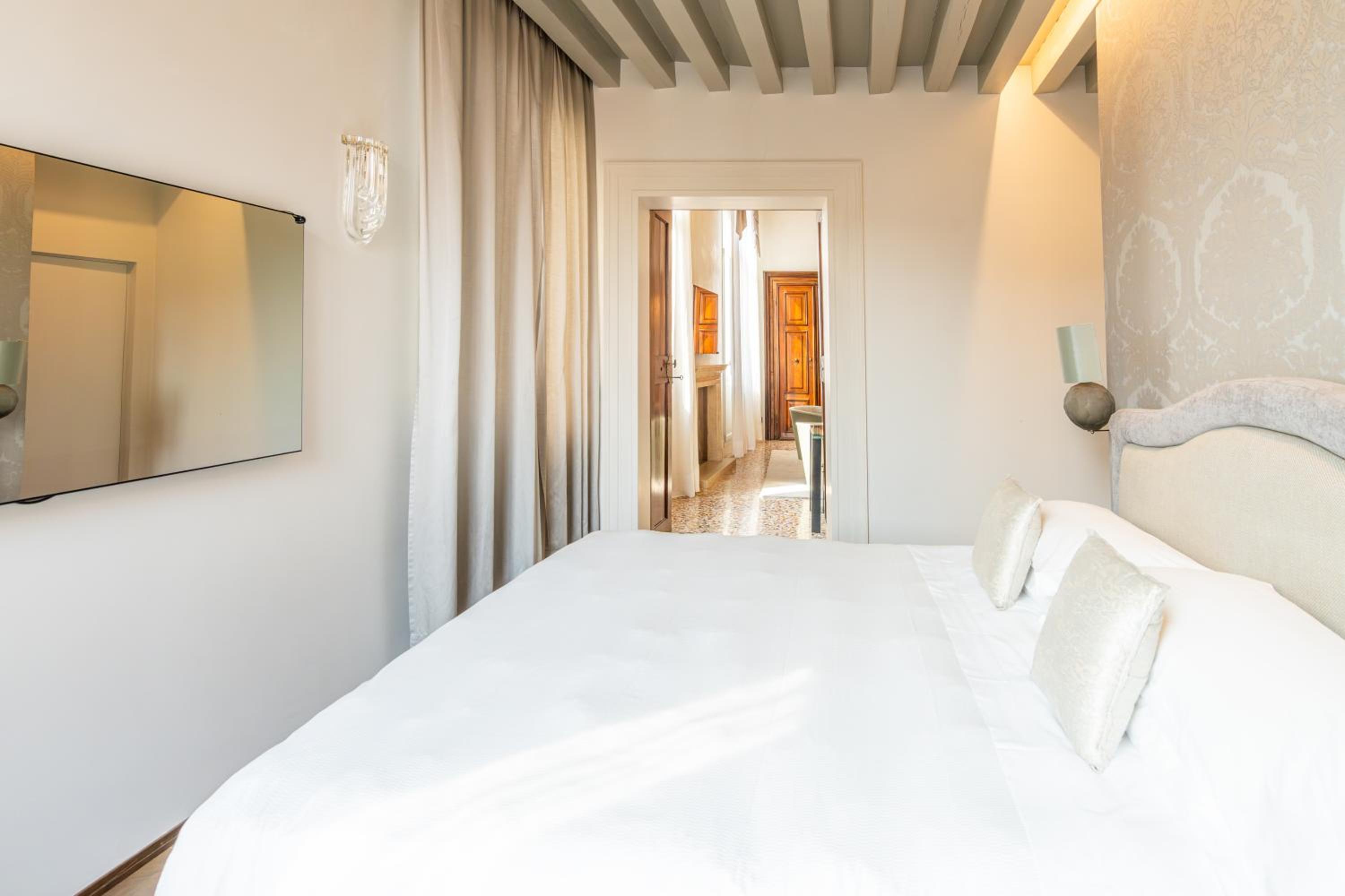Luxury Three-Bedroom Apartment with Balcony and Canal View photo 3