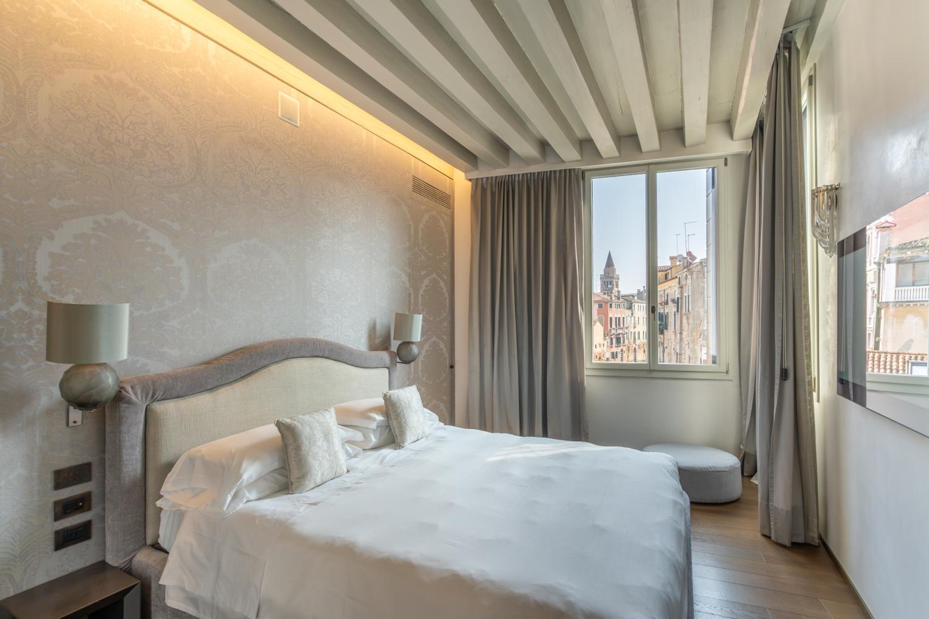 Luxury Three-Bedroom Apartment with Balcony and Canal View photo 2