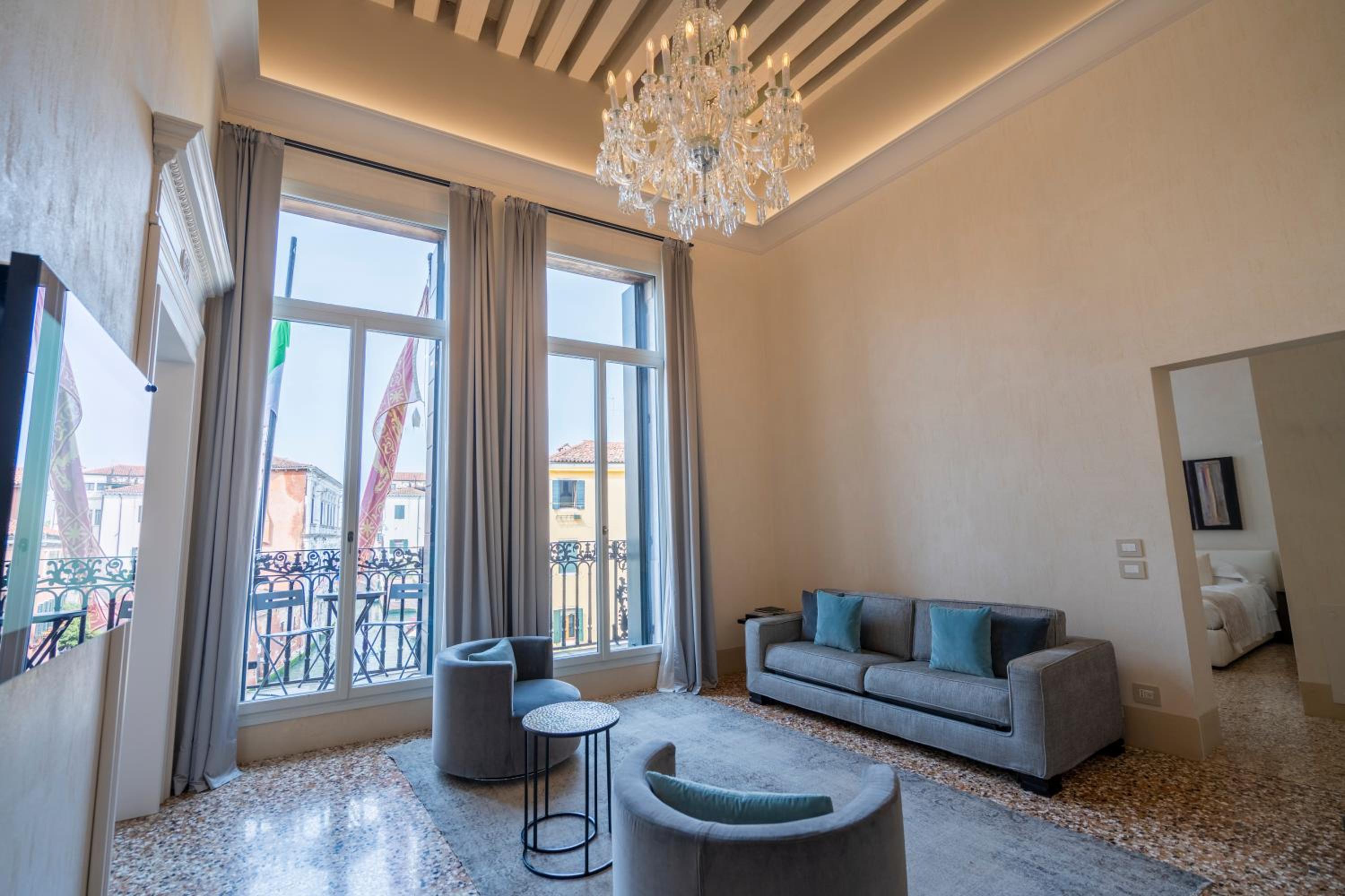 Deluxe Apartment with Balcony and Canal View photo 3