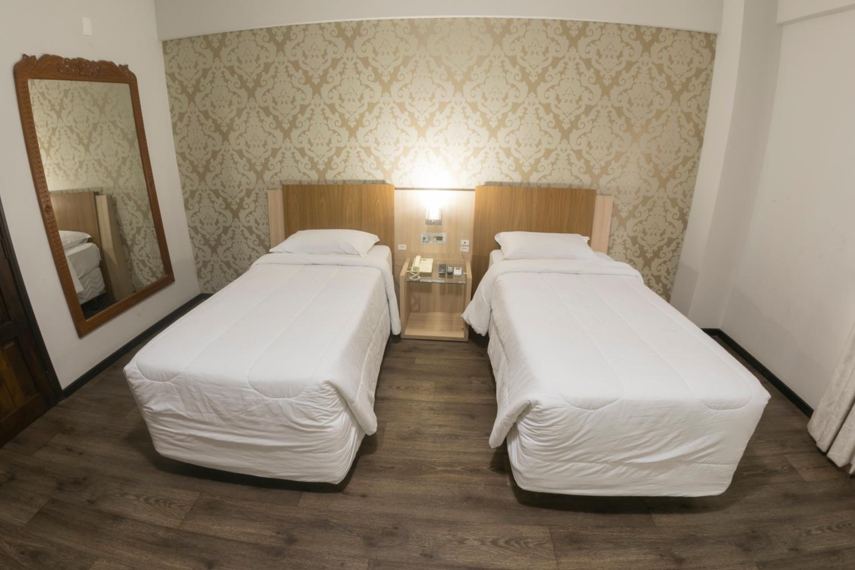 Standard Twin Room - Photo 7