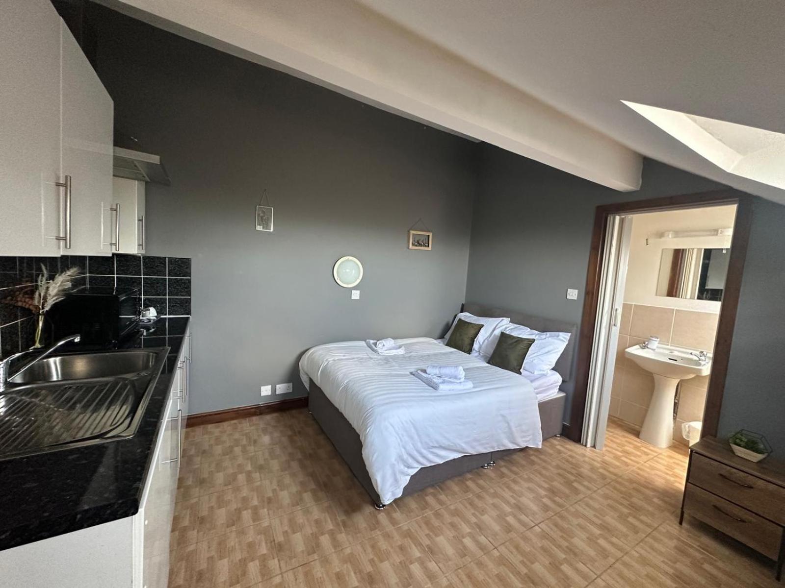 Attic Double/Family Triple En-Suite with Kitchenette  - Photo 25