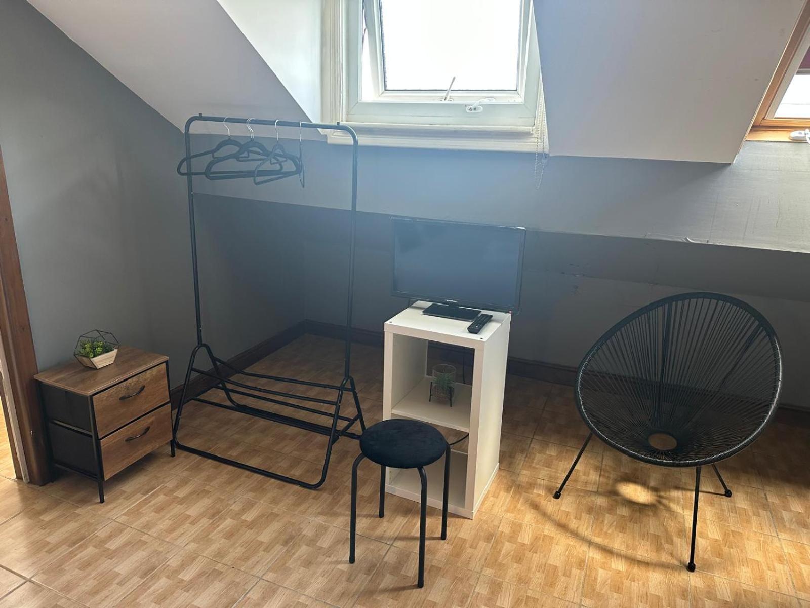 Attic Double/Family Triple En-Suite with Kitchenette  - Photo 3