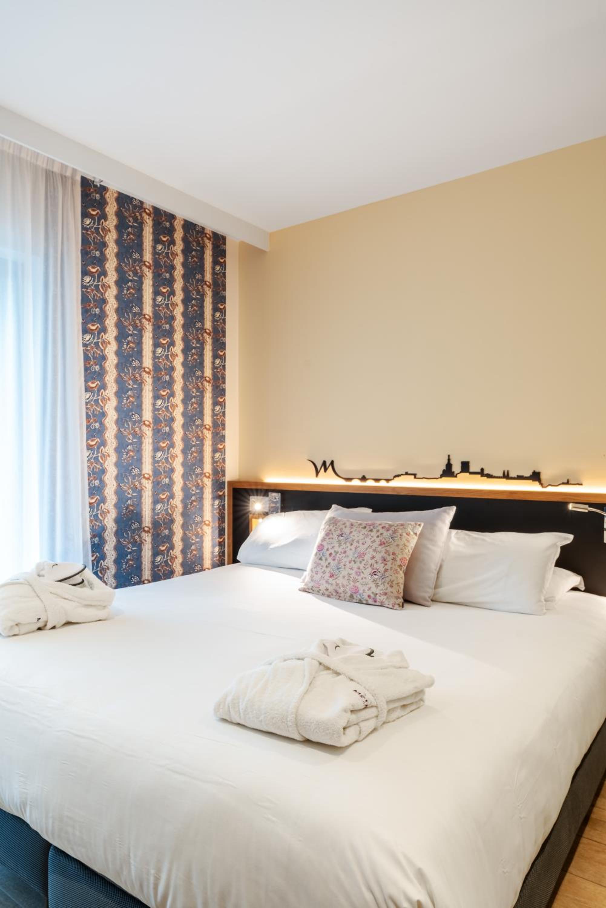 Double Suite with Balcony and One Double Sofa Bed thumbnail 5