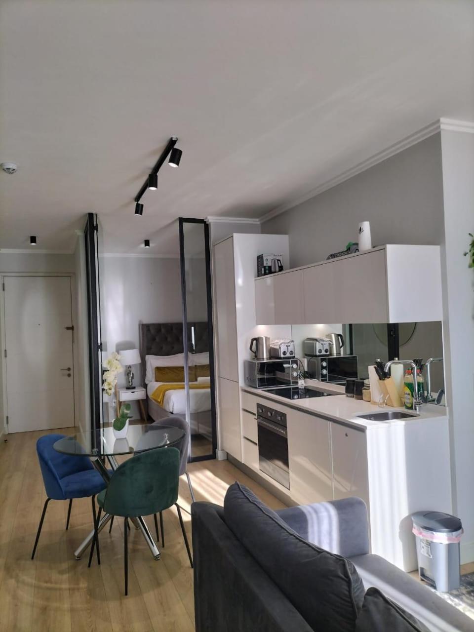 One-Bedroom Apartment photo 1