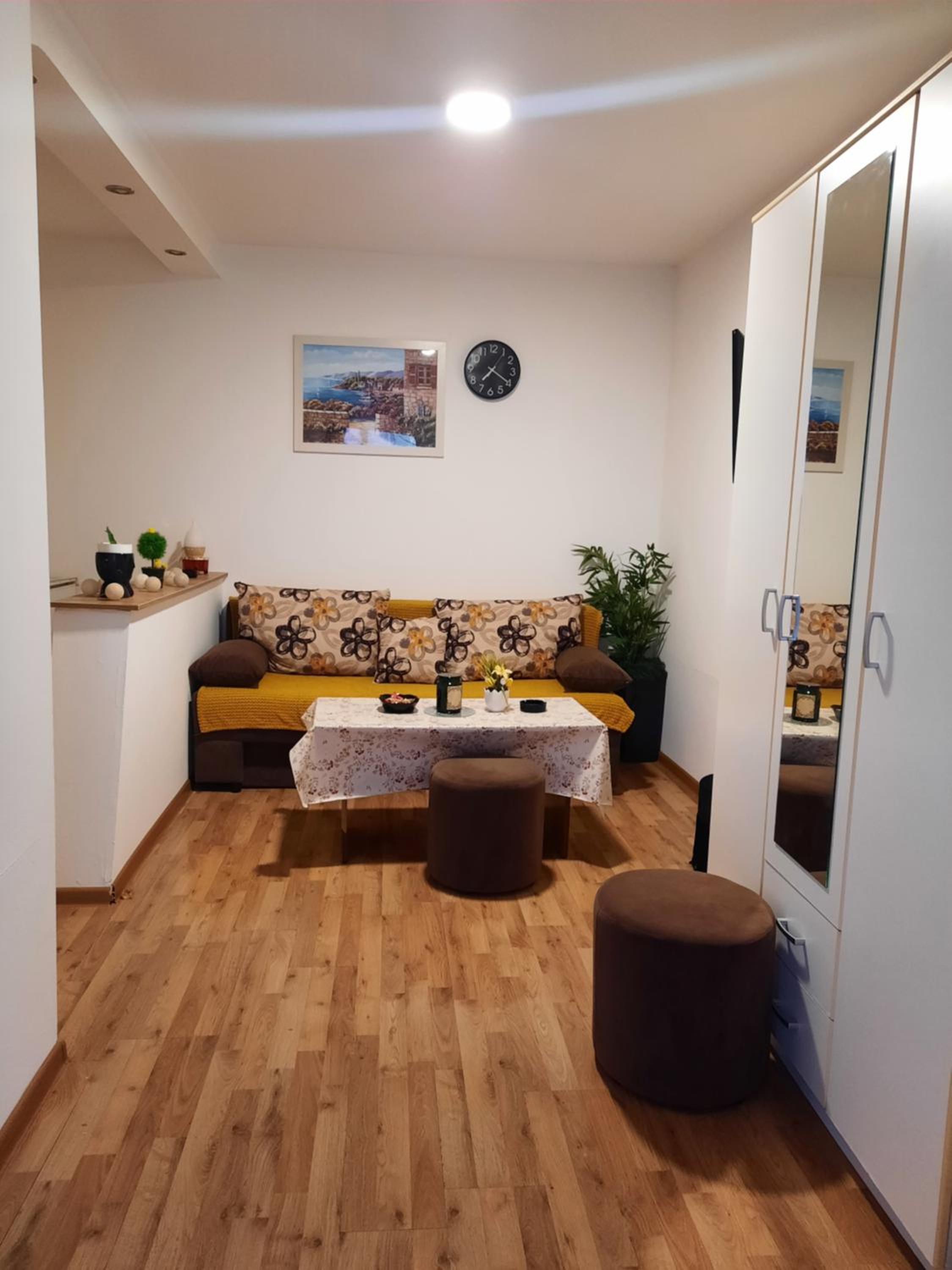 One-Bedroom Apartment photo 1