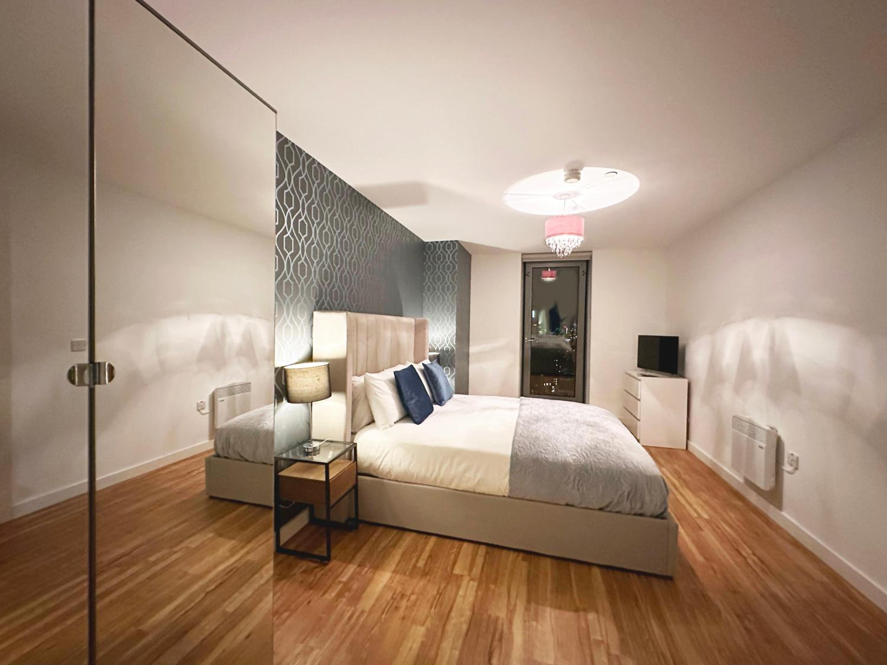 Three-Bedroom Apartment with View - Photo 7