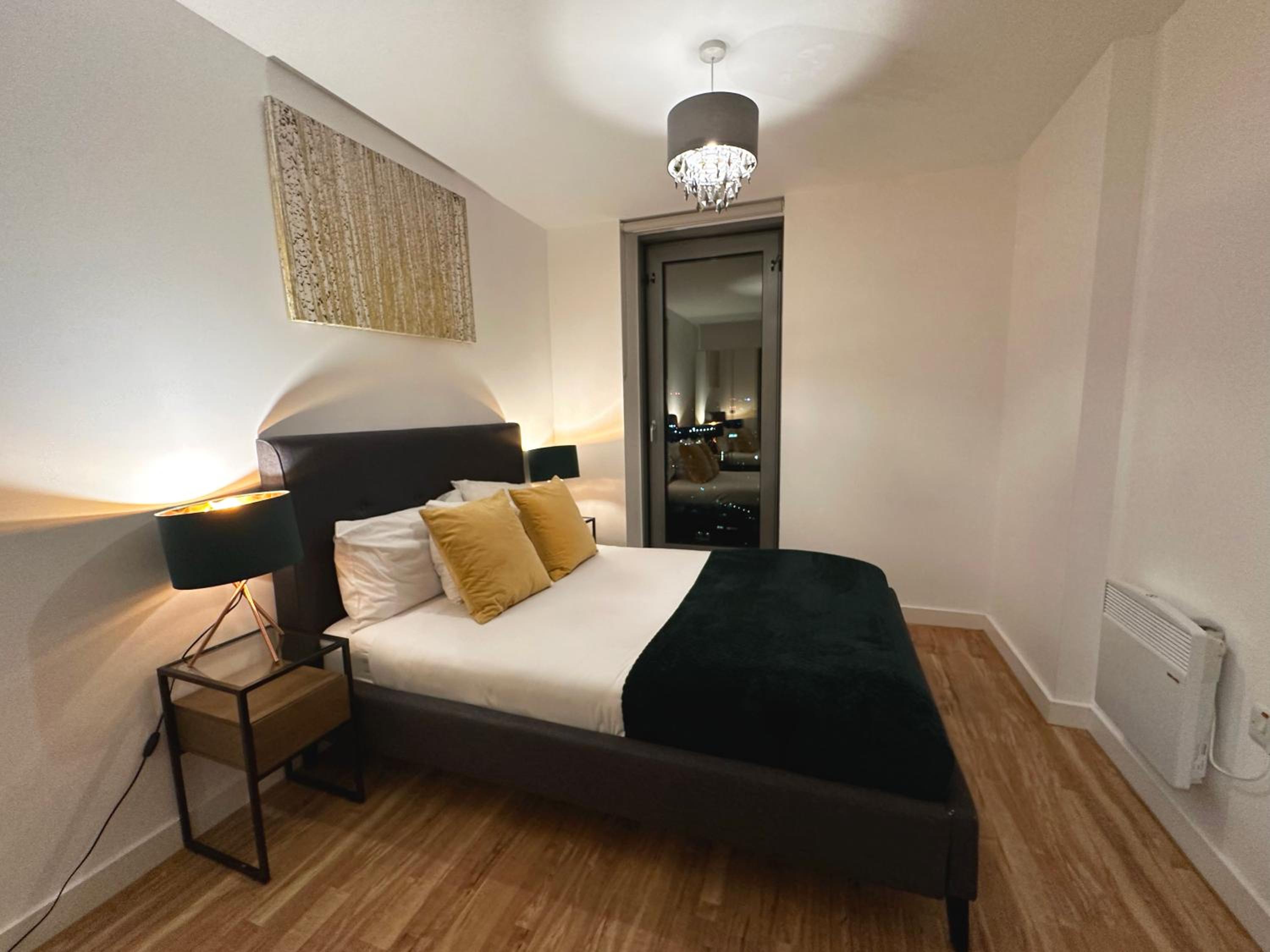 Three-Bedroom Apartment with View - Photo 9