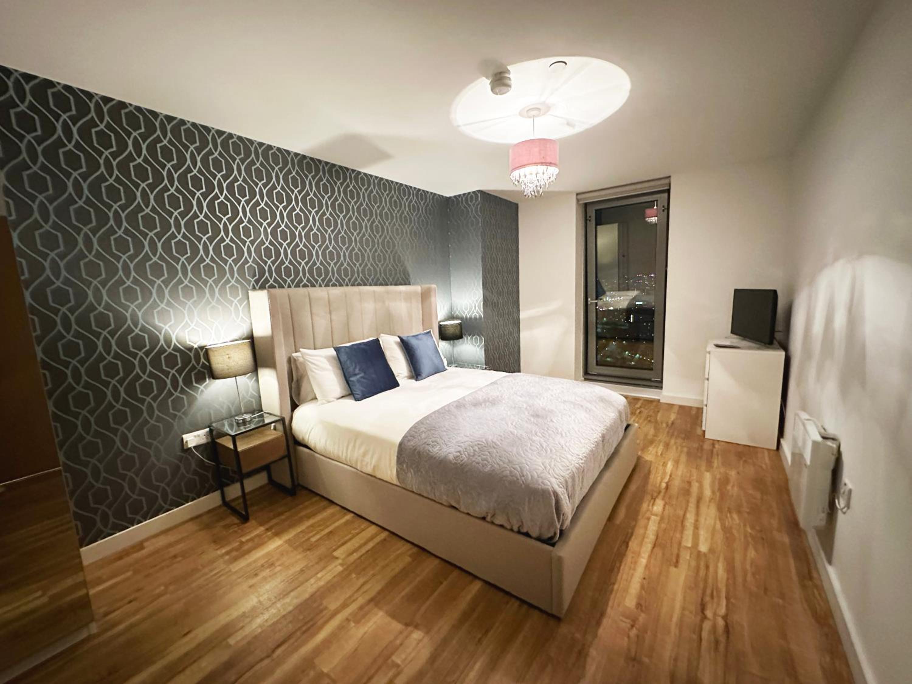 Three-Bedroom Apartment with View - Photo 8