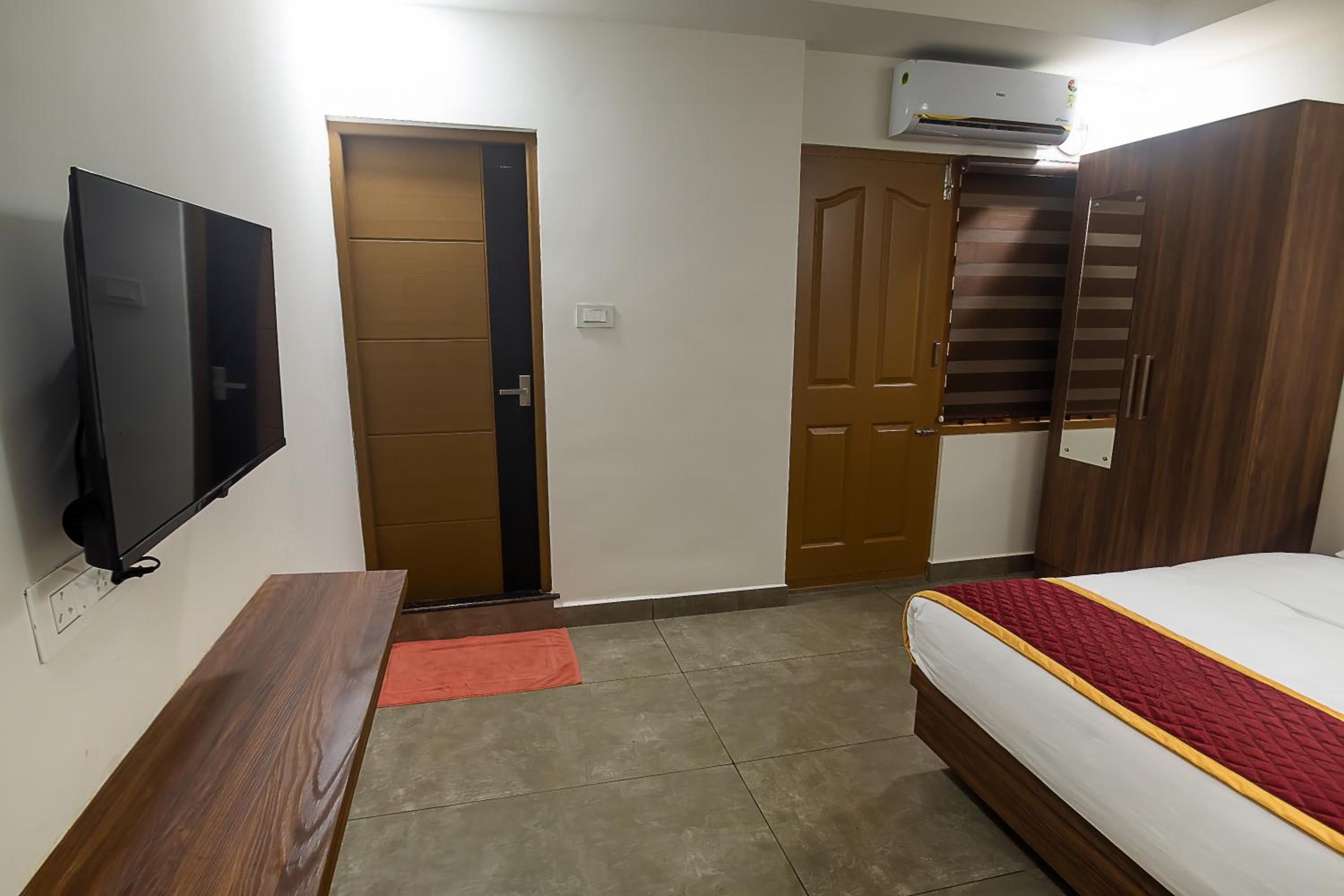 Deluxe Double Room with Balcony photo 3
