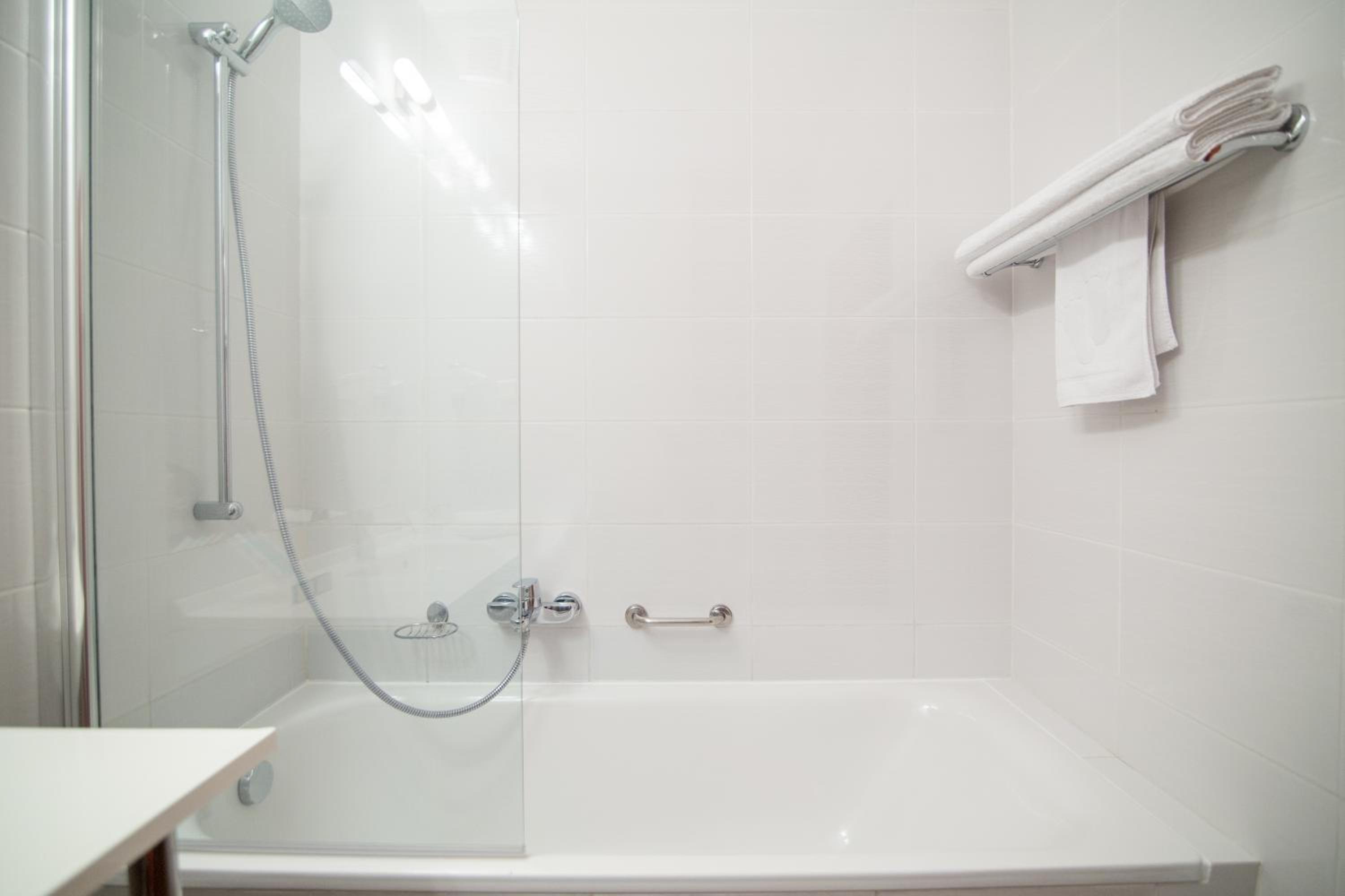 Double or Twin Room - Photo 11