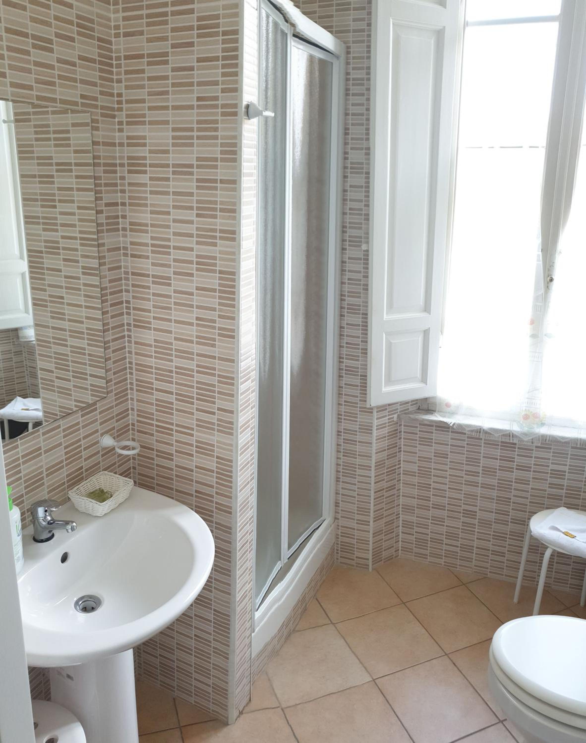 Double or Twin Room with Extra Bed - Photo 7