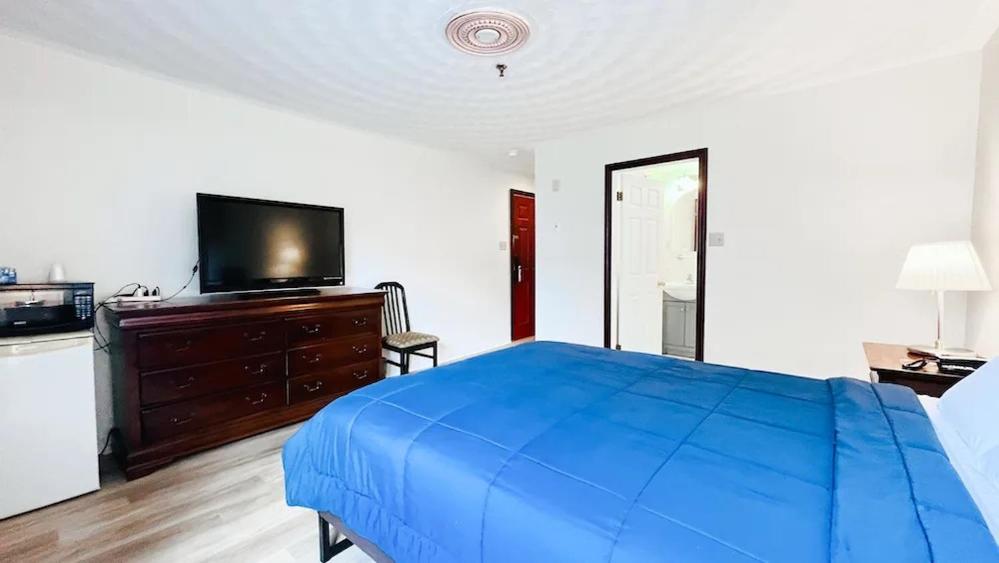 Standard Queen Bedroom - Photo 2