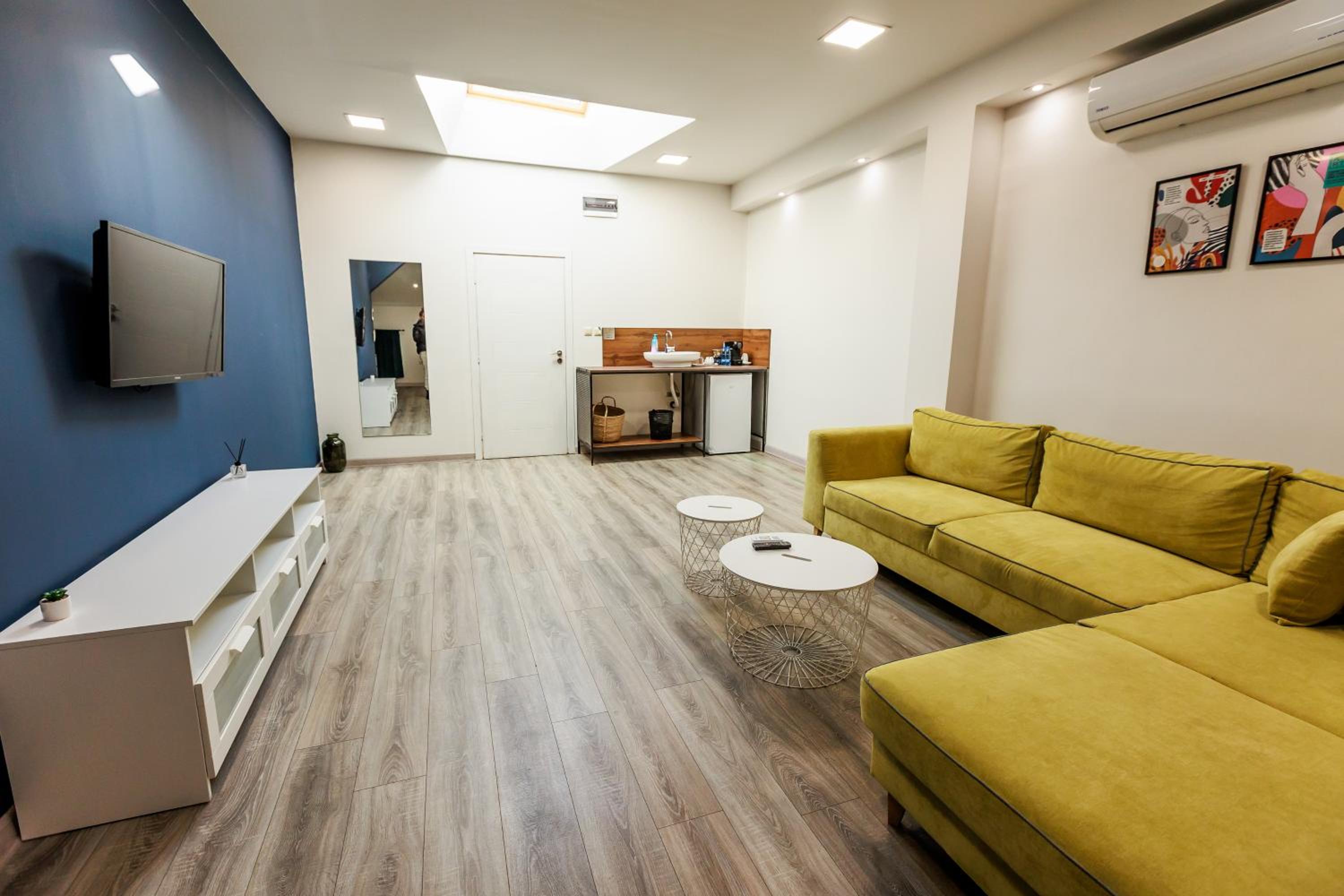 Large Double Room - Photo 3