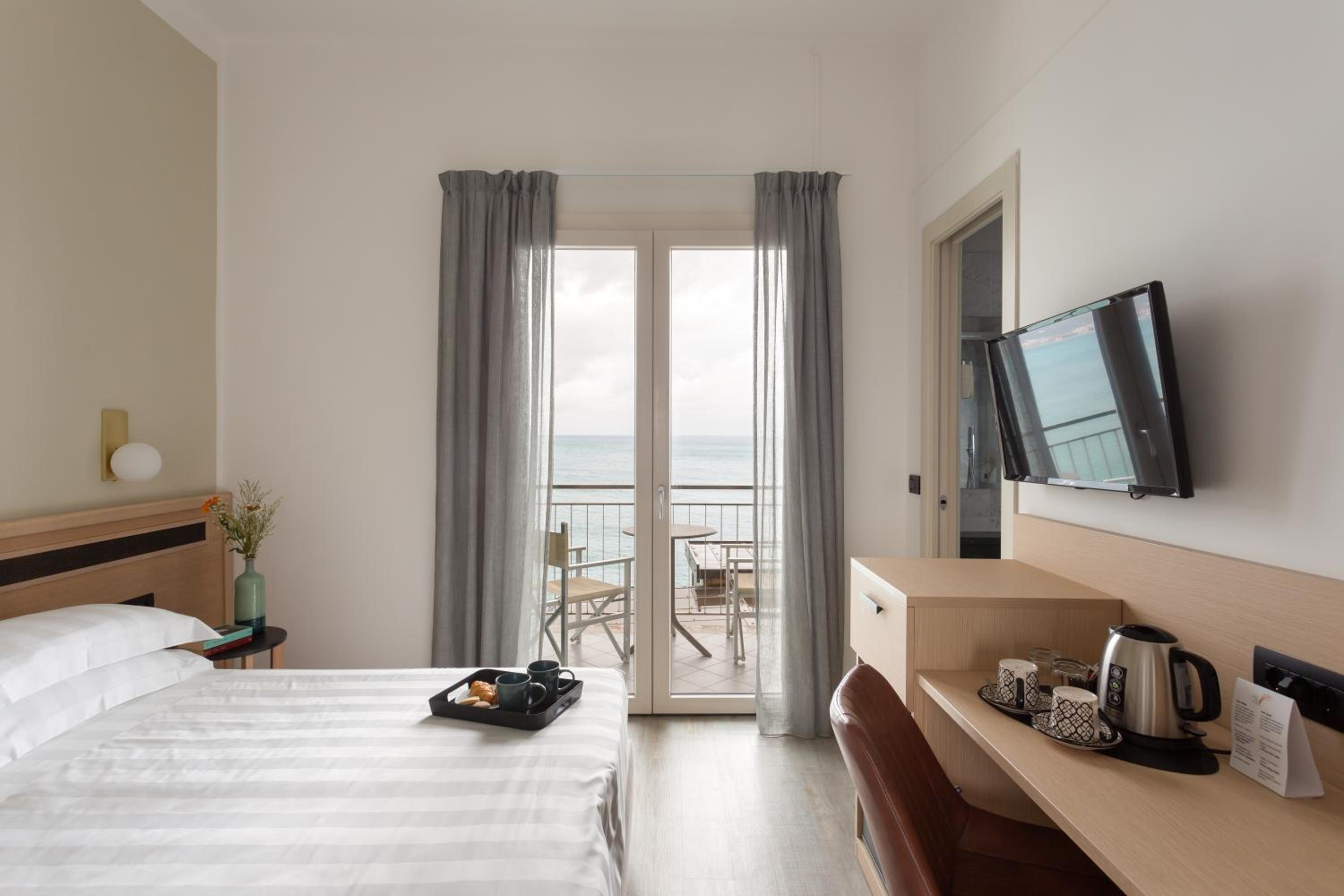 Double Room with Sea View - Photo 1